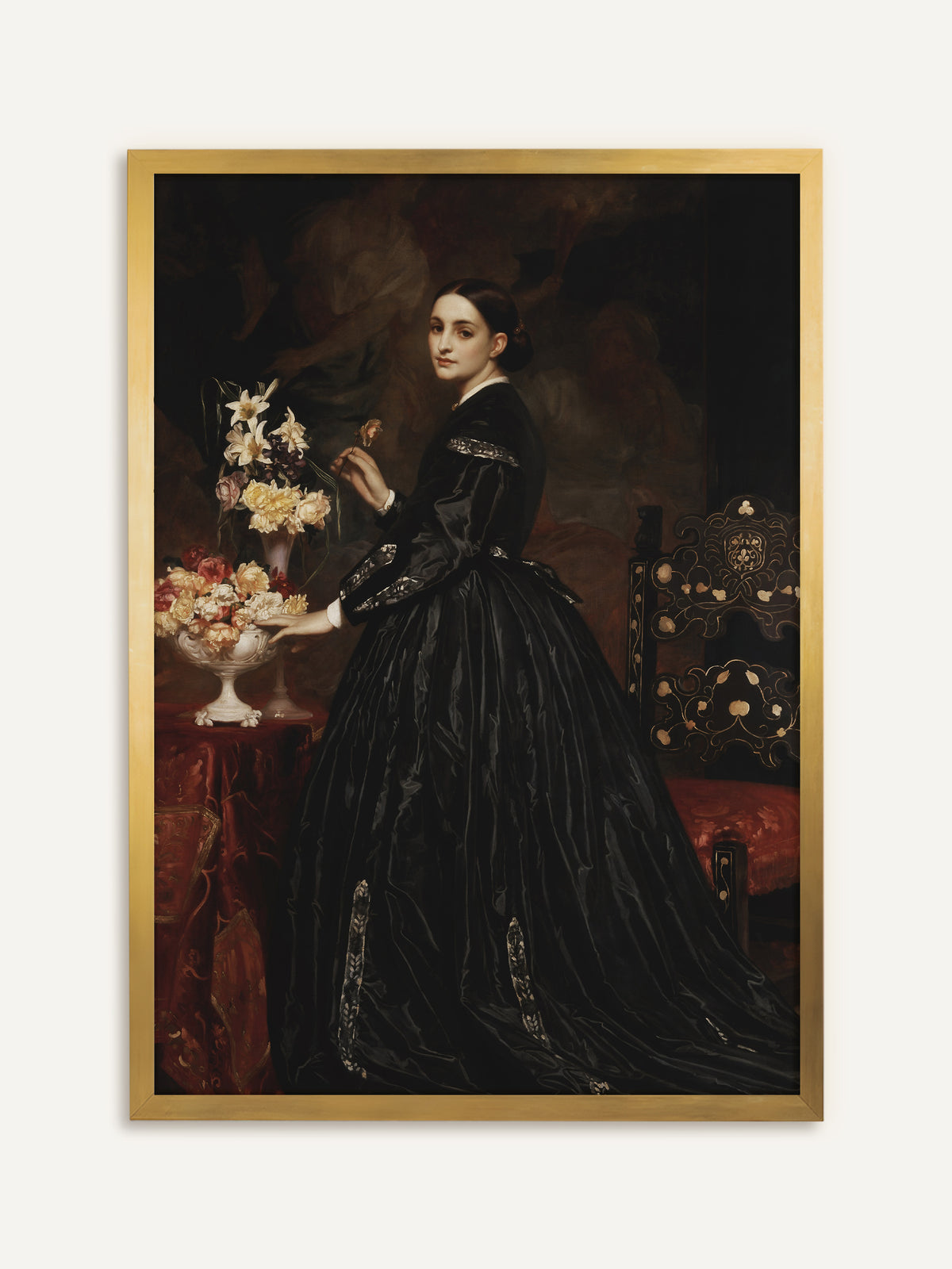 Wandbild, das eine Frau im schwarzen Samtkleid zeigt, die neben einem Tisch mit Rosen und Lilien in Porzellanvasen steht und eine Blüte hält. Der goldene Rahmen unterstreicht die viktorianische Eleganz von Kleid und Blumen. #Rahmen_Gold