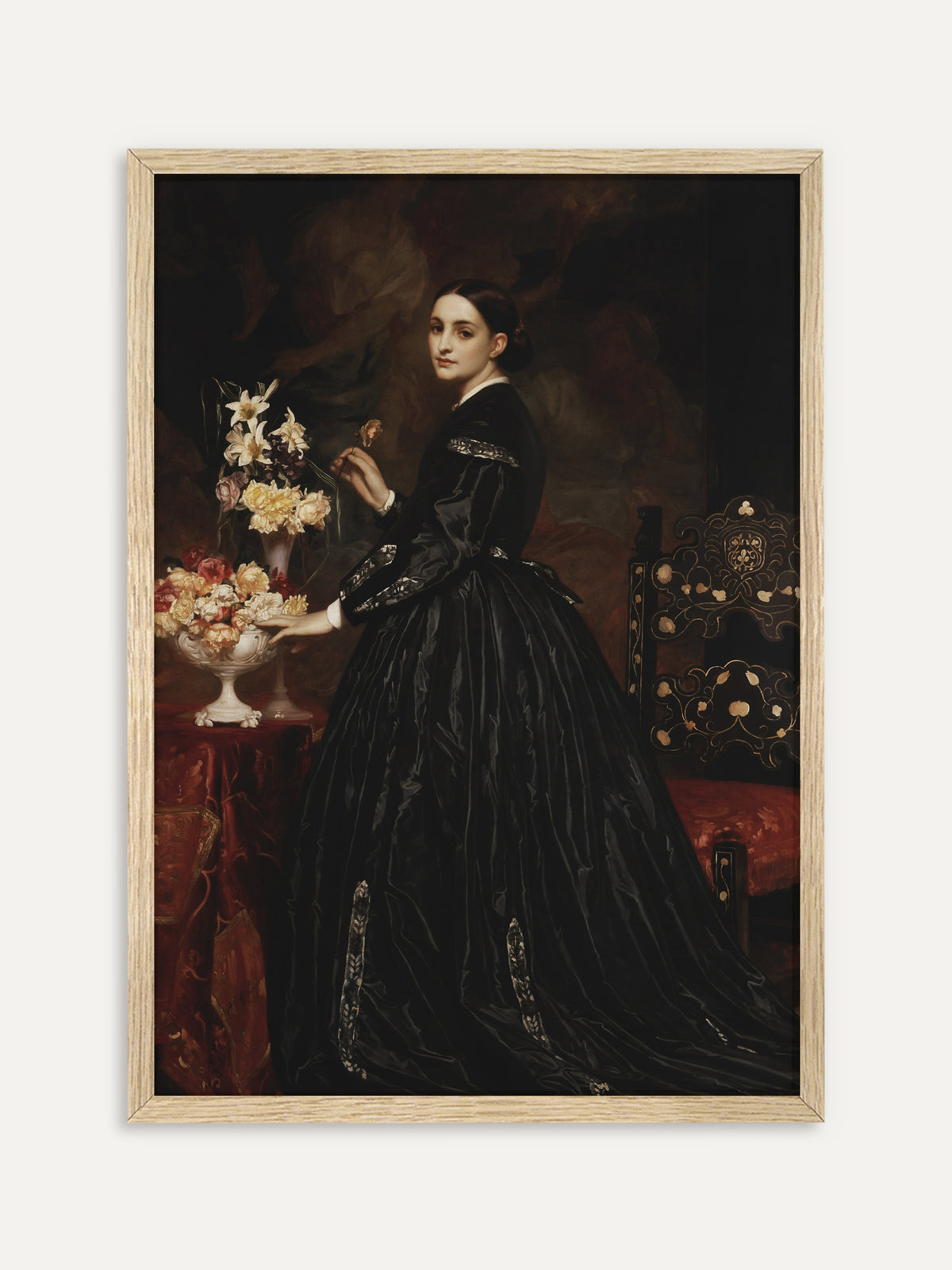 Kunstdruck, der eine Frau im schwarzen Samtkleid zeigt, die neben einem Tisch mit Rosen und Lilien in Porzellanvasen steht und eine Blüte hält. Der helle Holzrahmen setzt einen sanften Kontrast zum viktorianischen Porträt. #Rahmen_Helles Holz