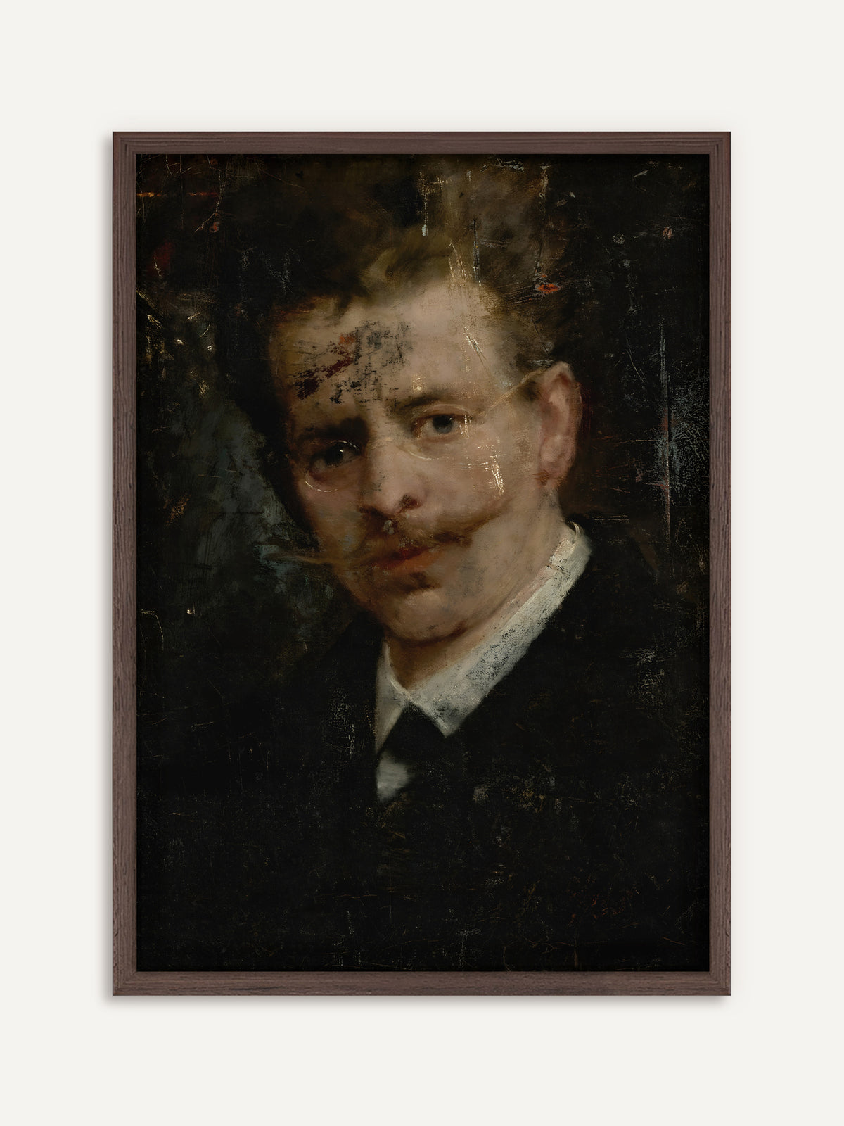 Poster, das einen Mann mit Schnurrbart und weißem Kragen zeigt, dessen Gesicht von Farbspuren und Kratzern auf dunklem Grund durchzogen ist. Im dunklen Holzrahmen wirkt das Porträt besonders moody. #Rahmen_Dunkles Holz