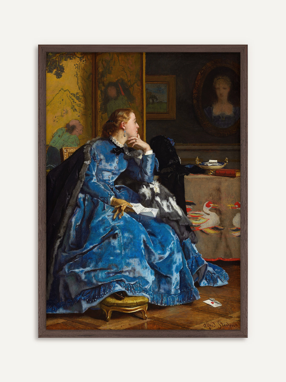 Wandbild, das eine Frau in einem leuchtend blauen Samtkleid zeigt, die nachdenklich mit einem Brief in der Hand vor einem goldenen Wandschirm und einem ovalen Porträt sitzt. Der Rahmen aus dunklem Holz passt zu den warmen Brauntönen des Raums und gibt dem Poster einen antiken Charakter. #Rahmen_Dunkles Holz
