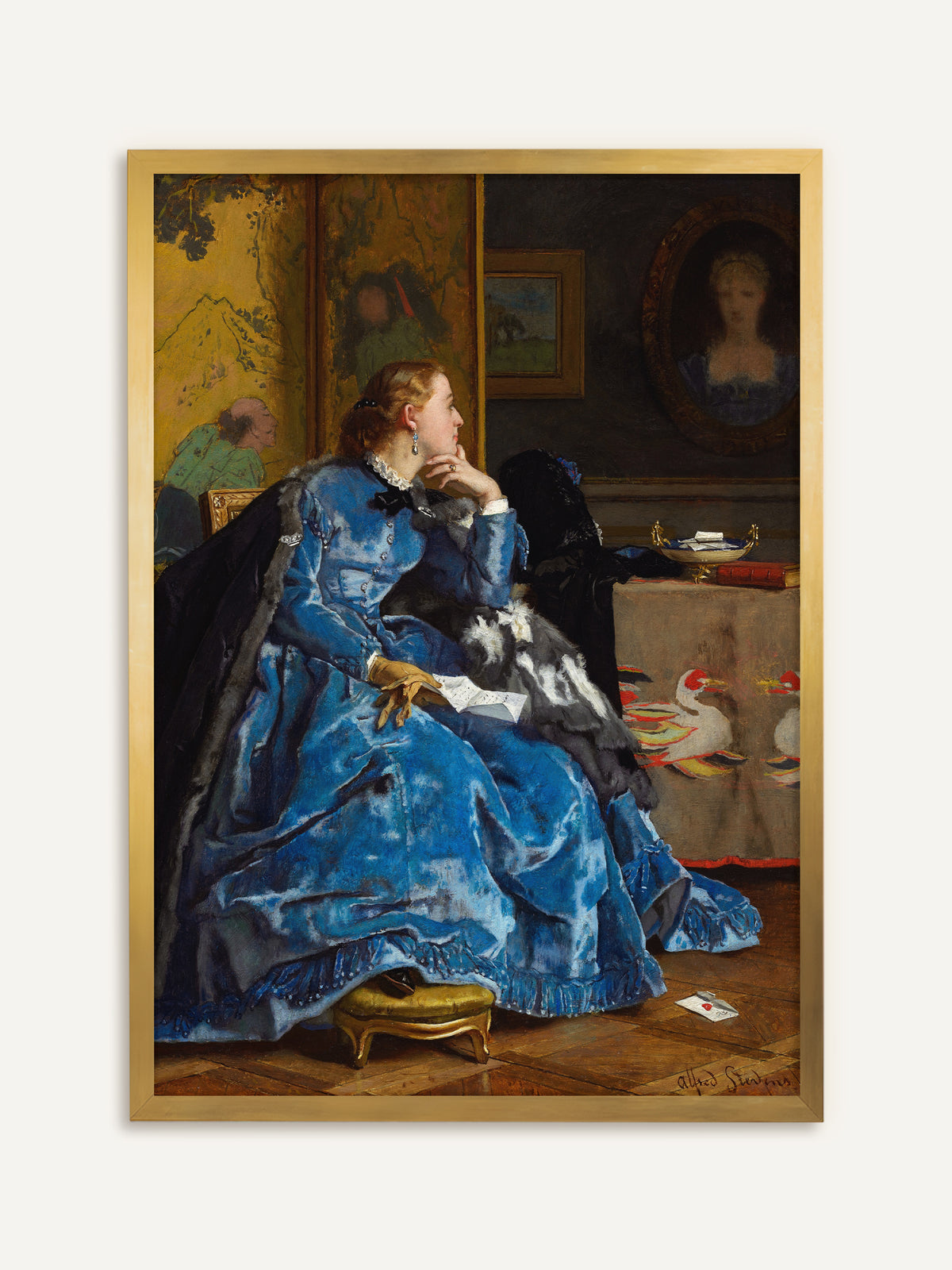 Poster, das eine Frau in einem leuchtend blauen Samtkleid zeigt, die nachdenklich mit einem Brief in der Hand vor einem goldenen Wandschirm und einem ovalen Porträt sitzt. Im goldenen Rahmen greift der Kunstdruck das Gold des Wandschirms auf. #Rahmen_Gold