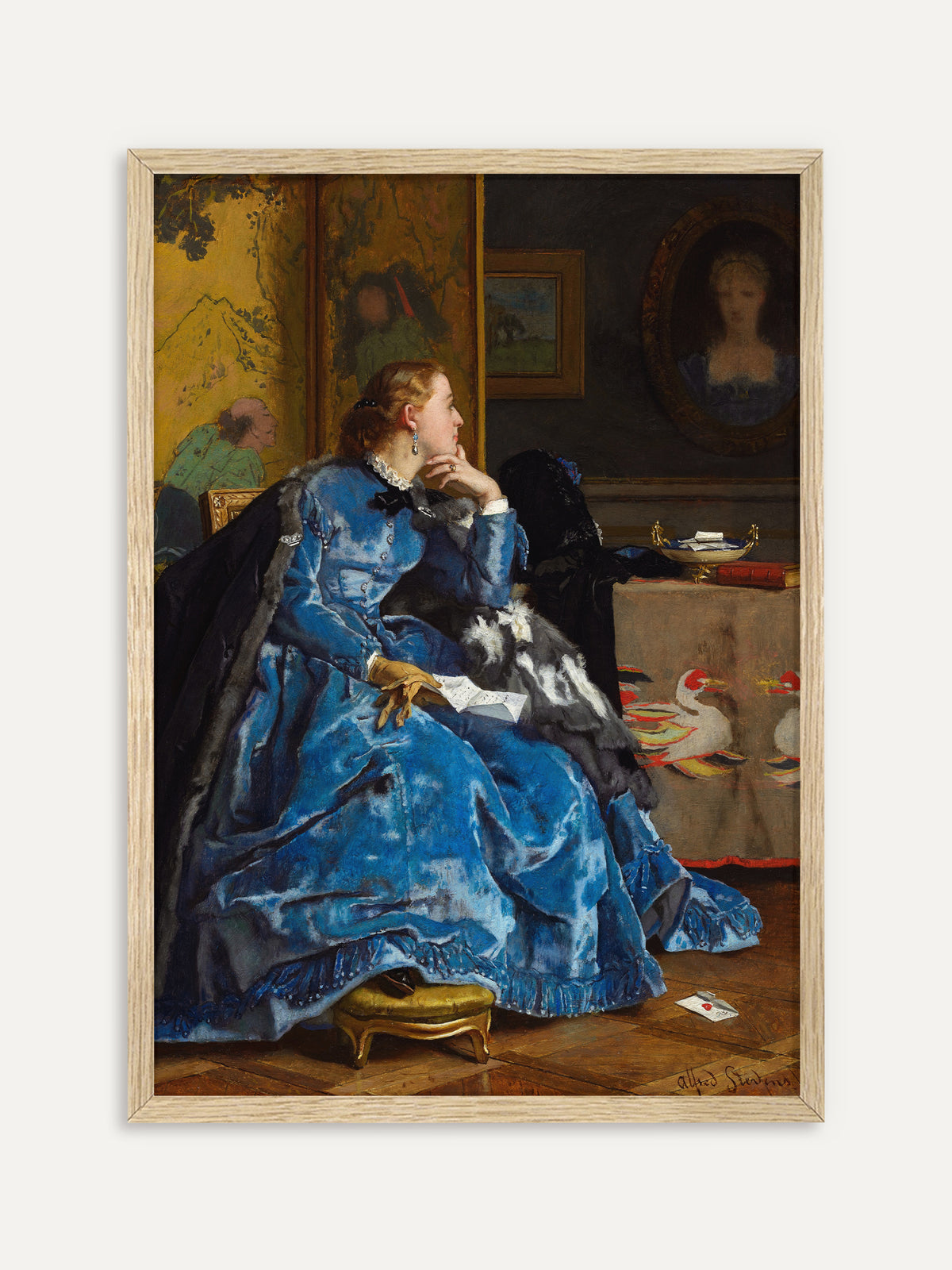 Eine Frau in einem leuchtend blauen Samtkleid sitzt nachdenklich mit einem Brief in der Hand vor einem goldenen Wandschirm und einem ovalen Porträt. Im Rahmen aus hellem Holz wird das viktorianische Gemälde zum warmen, hellen Wandbild. #Rahmen_Helles Holz