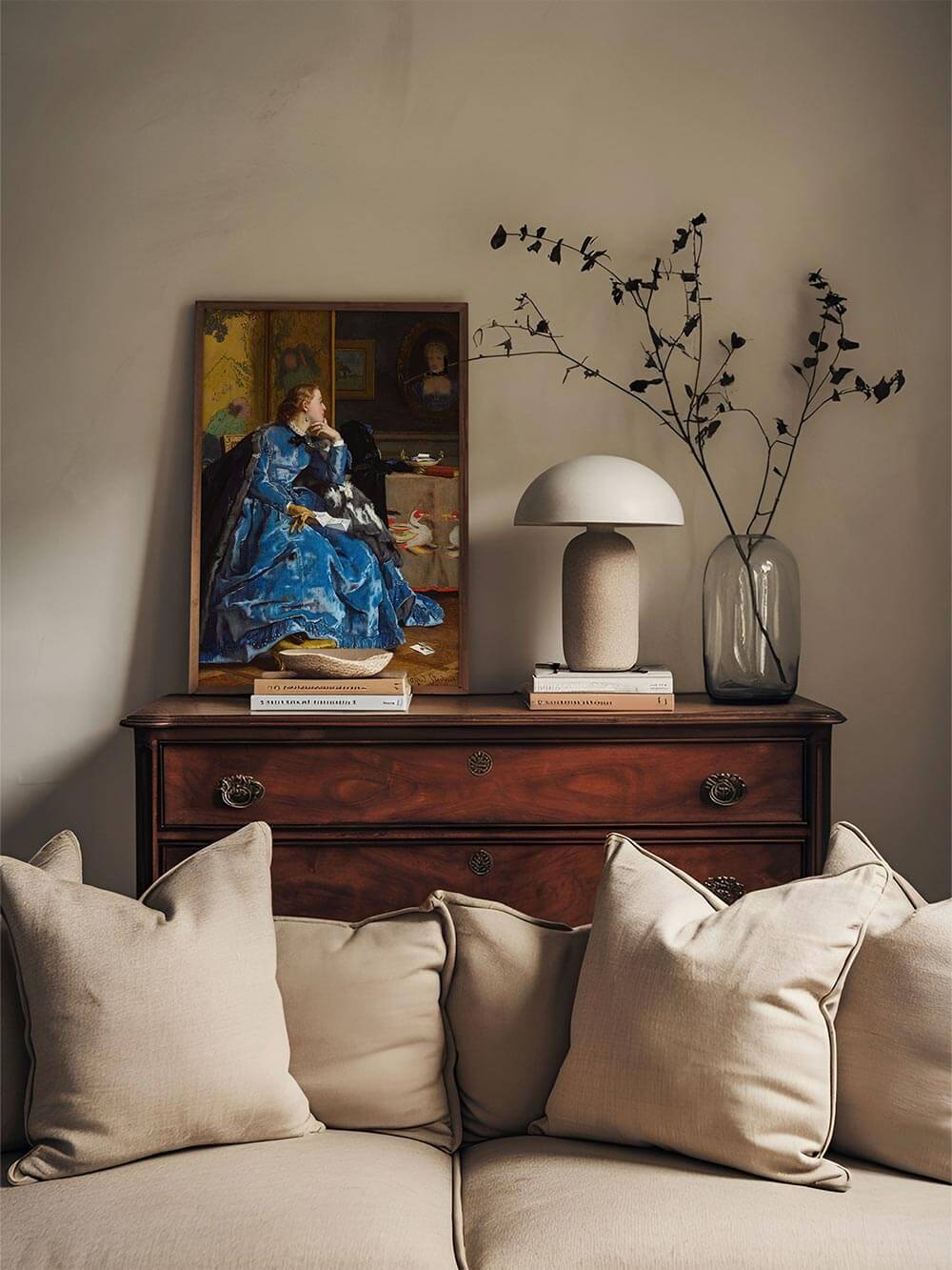 Viktorianisches Porträt in Goldrahmen steht auf antiker Kommode mit neutralen Accessoires. Klassischer Kunstdruck als elegantes Wandbild für Wohnzimmer, Schlafzimmer oder Leseecke.