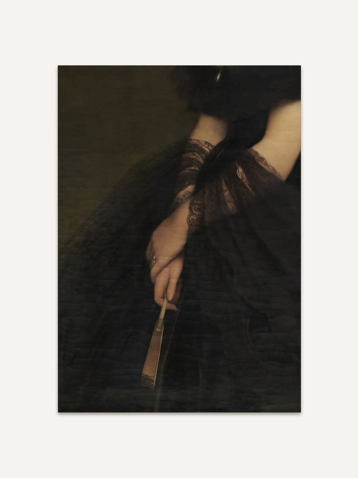Barocker Kunstdruck mit detailreicher Darstellung einer Hand in schwarzer Spitze, die einen Fächer hält. Der dunkle Hintergrund verstärkt den edlen und geheimnisvollen Ausdruck. #Rahmen_Ohne Rahmen