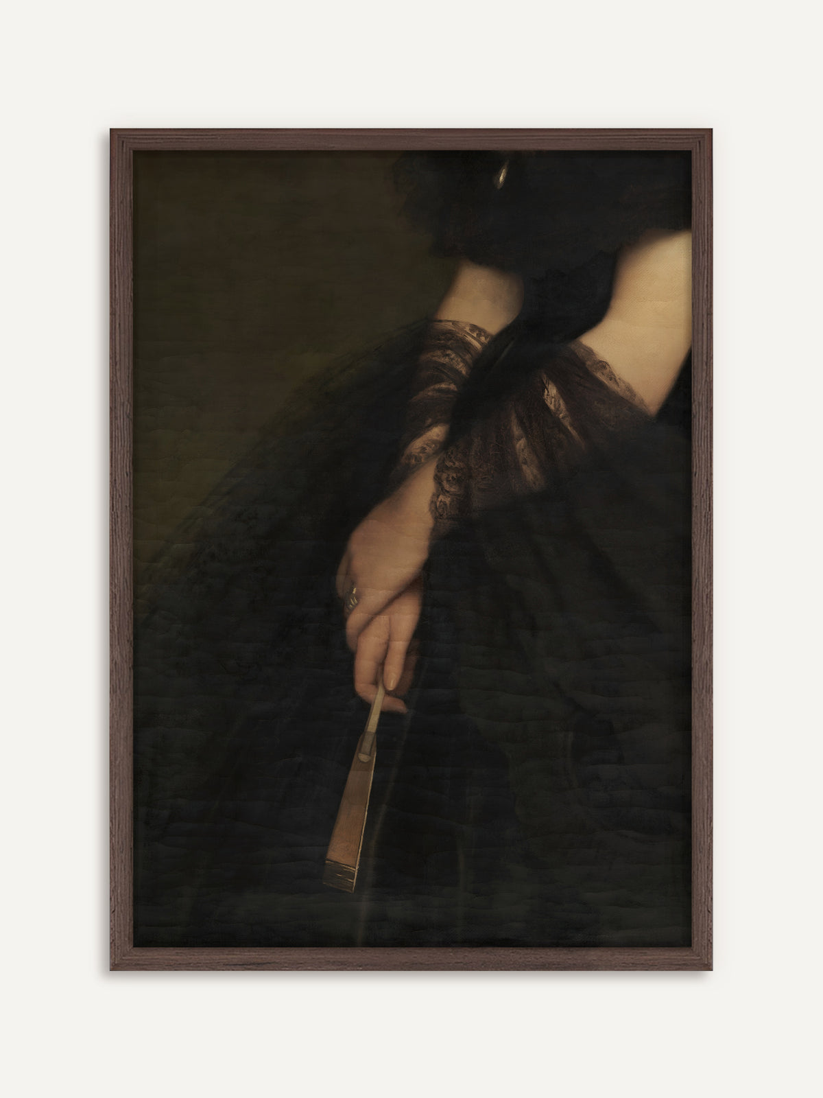 Poster, das eine Hand mit Ring in schwarzer Spitze zeigt, die vor einem dunklen Tüllkleid einen geschlossenen Fächer hält. Im dunklen Holzrahmen wirkt das Bild warm und moody. #Rahmen_Dunkles Holz