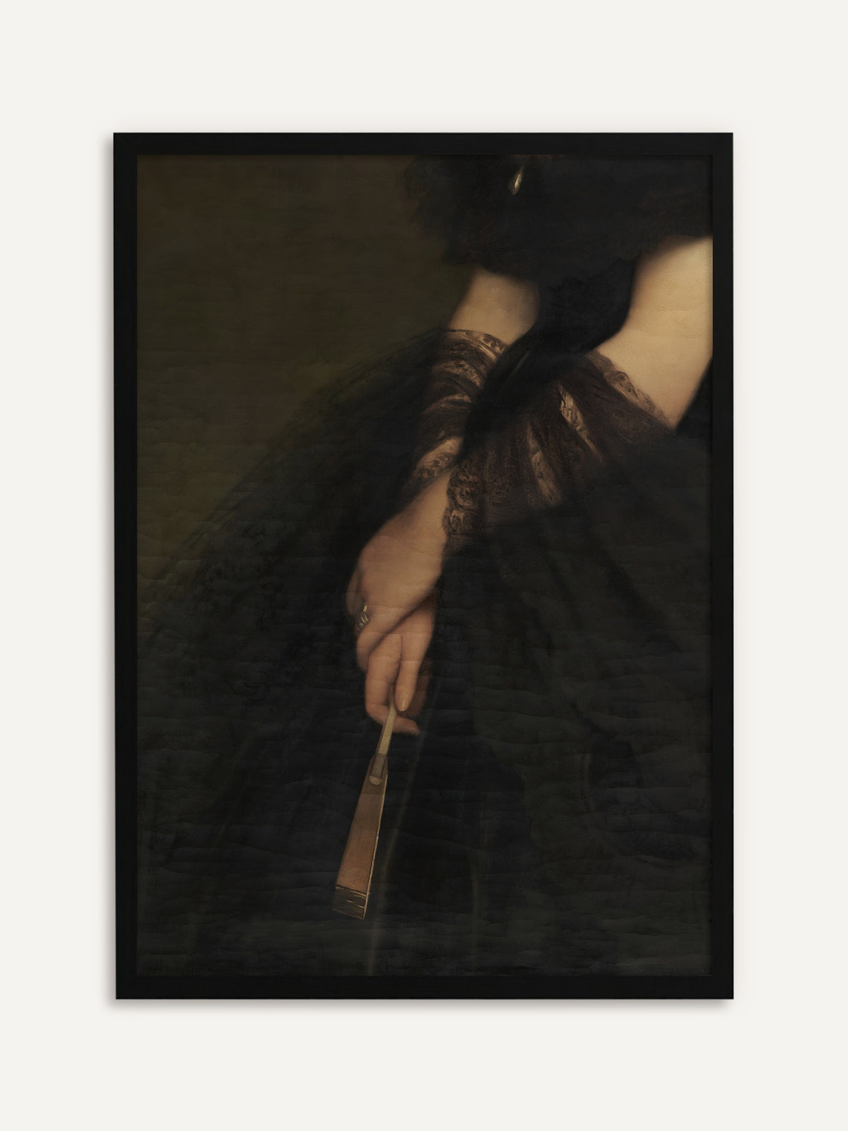 Gerahmtes Poster, das eine Hand mit Ring in schwarzer Spitze zeigt, die vor einem dunklen Tüllkleid einen geschlossenen Fächer hält. Der schwarze Rahmen betont die Spitze und passt zu Dark Academia. #Rahmen_Schwarz