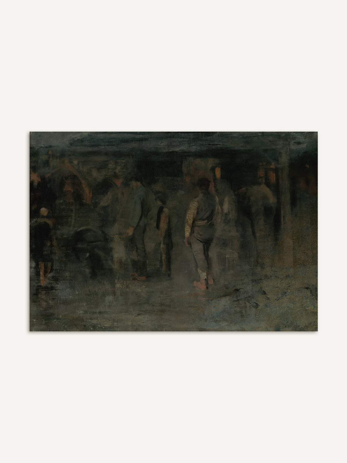 Kunstdruck mit einer dunklen Szene, in der schemenhafte Gestalten, darunter barfüßige Männer und ein Kind, unter einem niedrigen Dach im schwachen Schein einer Laterne stehen und gehen. Die gedeckten Grün- und Brauntöne machen das Motiv zu einem stillen, moody Wandbild im Dark-Academia-Stil. #Rahmen_Ohne Rahmen