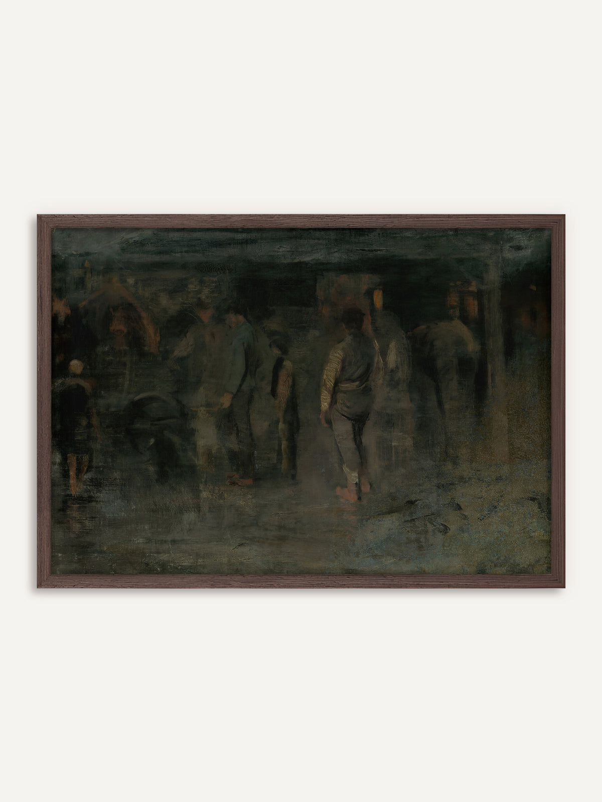 Poster, das schemenhafte Gestalten zeigt, darunter barfüßige Männer und ein Kind, die sich unter einem niedrigen Dach im schwachen Schein einer Laterne bewegen, ganz in dunklen Grün- und Brauntönen. Der Rahmen aus dunklem Holz verstärkt die stille, geheimnisvolle Dark-Academia-Stimmung. #Rahmen_Dunkles Holz