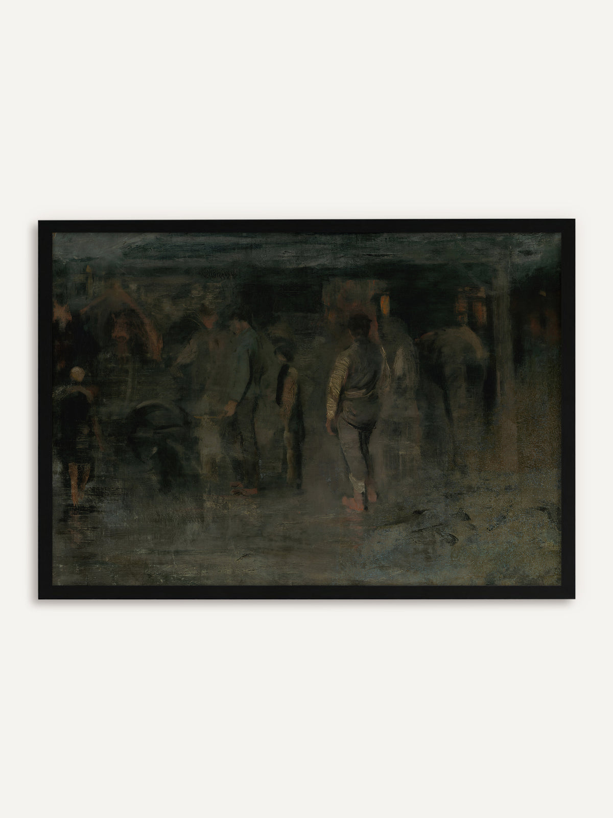 Gerahmtes Poster, das schemenhafte Gestalten zeigt, darunter barfüßige Männer und ein Kind, die sich unter einem niedrigen Dach im schwachen Schein einer Laterne bewegen, ganz in dunklen Grün- und Brauntönen. Mit schwarzem Rahmen wirkt die düstere Vintage-Szene ruhig und konzentriert. #Rahmen_Schwarz