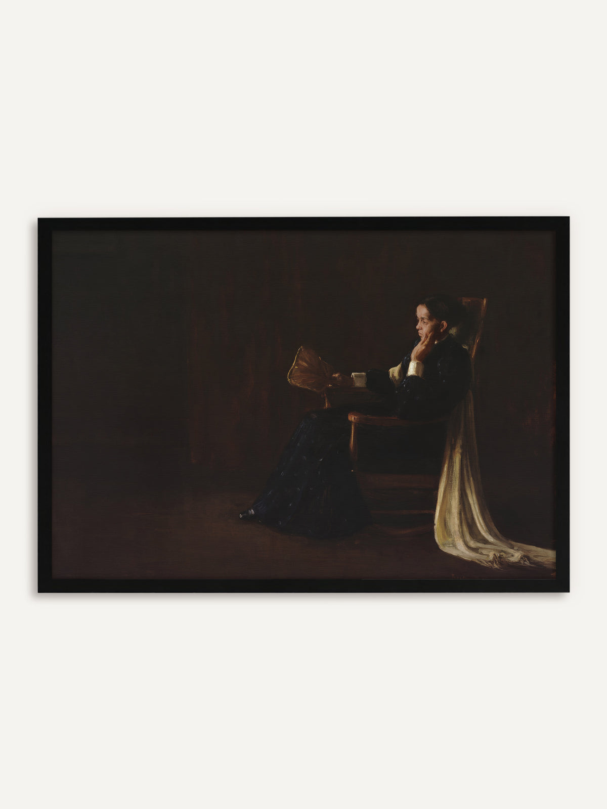 Gerahmtes Poster, das eine Frau im dunklen Kleid zeigt, die nachdenklich mit der Hand an der Wange in einem Schaukelstuhl sitzt, einen Fächer hält und über deren Stuhllehne ein heller Schal fällt, vor einem tiefbraunen Raum. Mit schwarzem Rahmen bleibt die moody Szene ruhig und konzentriert. #Rahmen_Schwarz