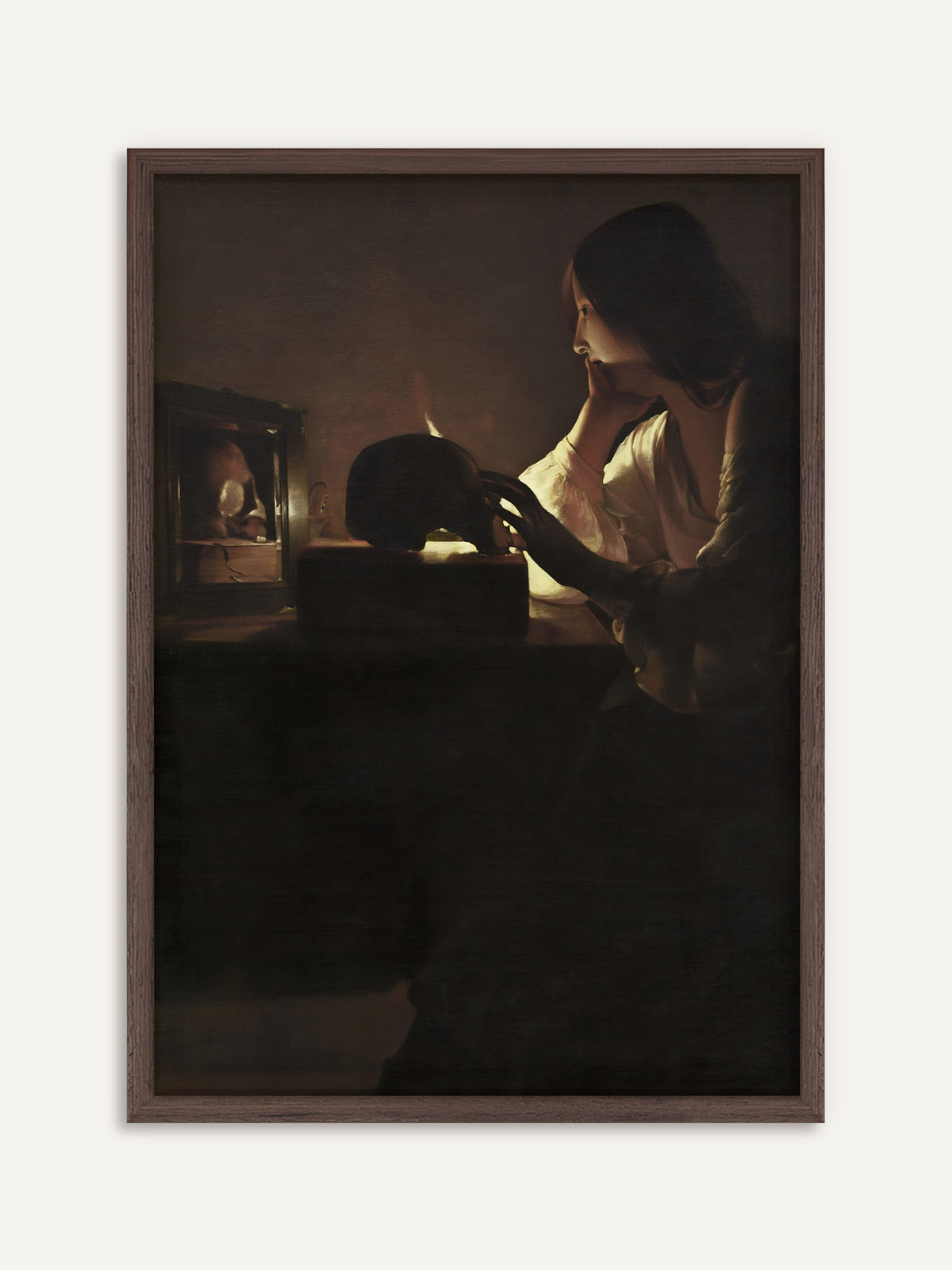 Poster, das eine junge Frau im weißen Hemd zeigt, die im Kerzenlicht nachdenklich einen Schädel vor einem Spiegel betrachtet. Im dunklen Holzrahmen wirkt das Kerzenlicht warm und moody. #Rahmen_Dunkles Holz