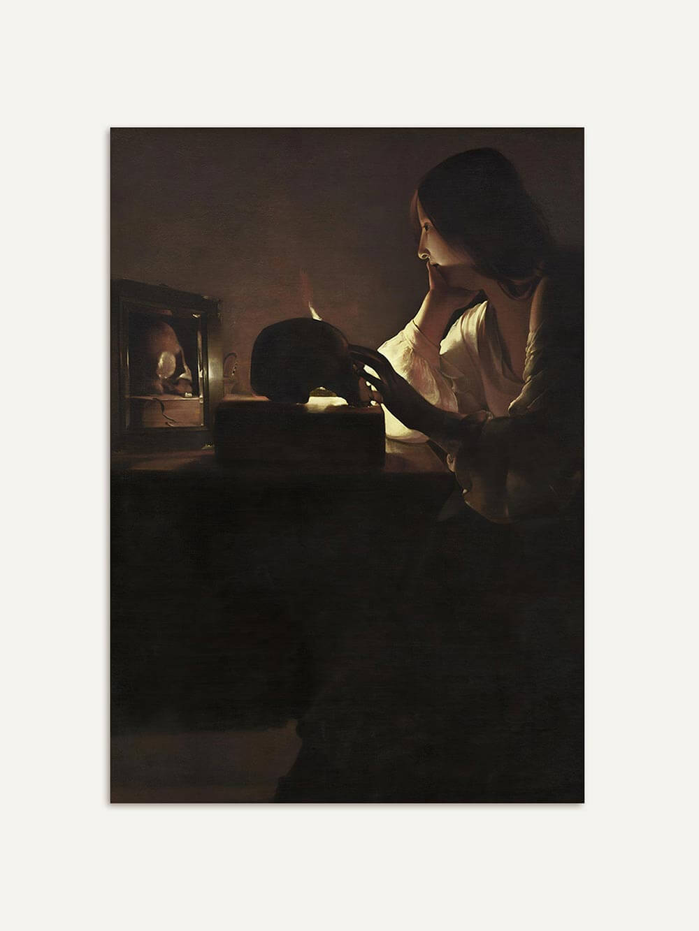Der Kunstdruck zeigt eine Frau im Halbdunkel, die einen Schädel betrachtet. Das Lichtspiel verleiht dem Motiv Tiefe und eine melancholische Stimmung.
