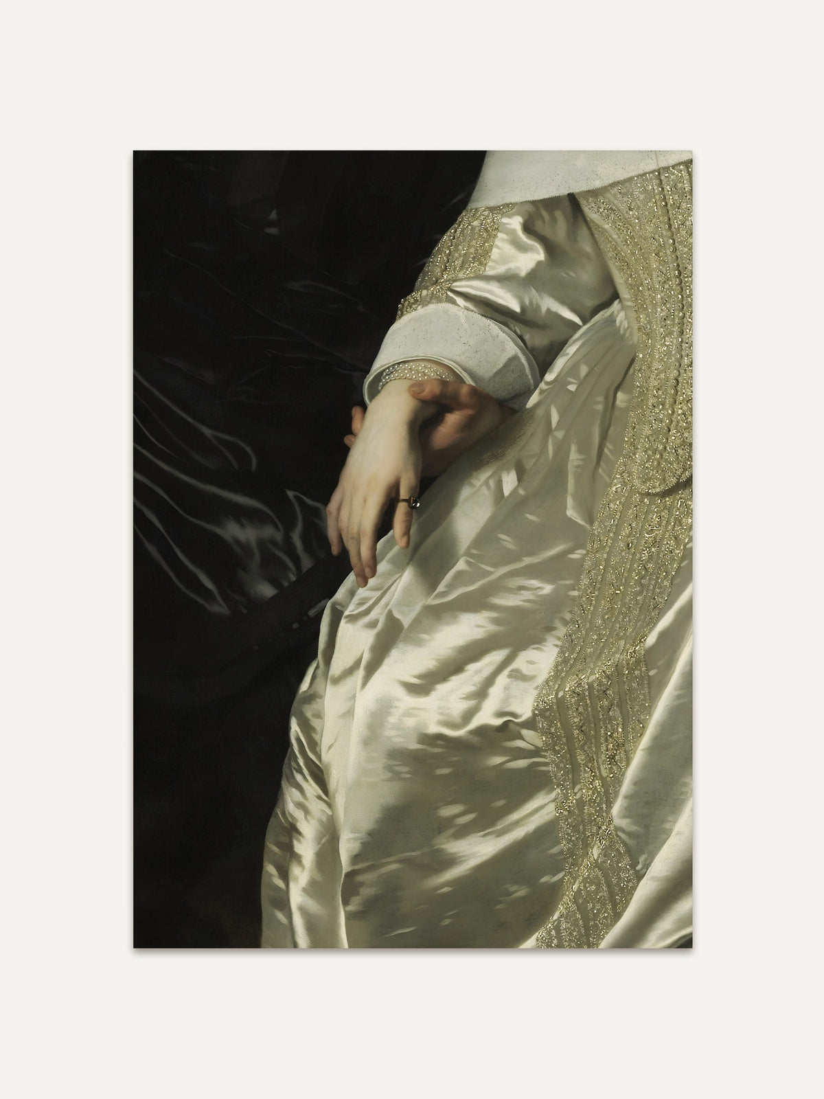 Freigestellter Kunstdruck mit barockem Porträtausschnitt auf weißem Hintergrund. Hand, Ring und schimmernder Satin überzeugen als edles Dark Academia Motiv für Bilderwände. #Rahmen_Ohne Rahmen