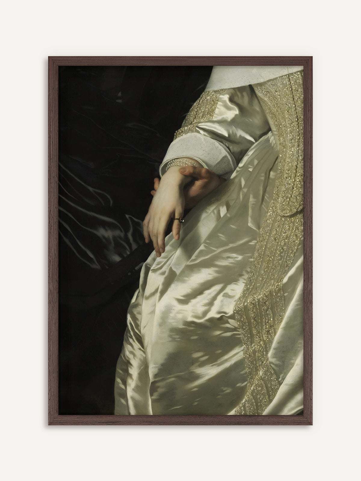 Poster, das eine Hand mit Ring und Perlenmanschette auf einem elfenbeinfarbenen Satinkleid mit goldener Stickerei zeigt, gehalten von einer zweiten Hand vor dunklem Samt. Im dunklen Holzrahmen wirkt das barocke Bild warm und antik. #Rahmen_Dunkles Holz