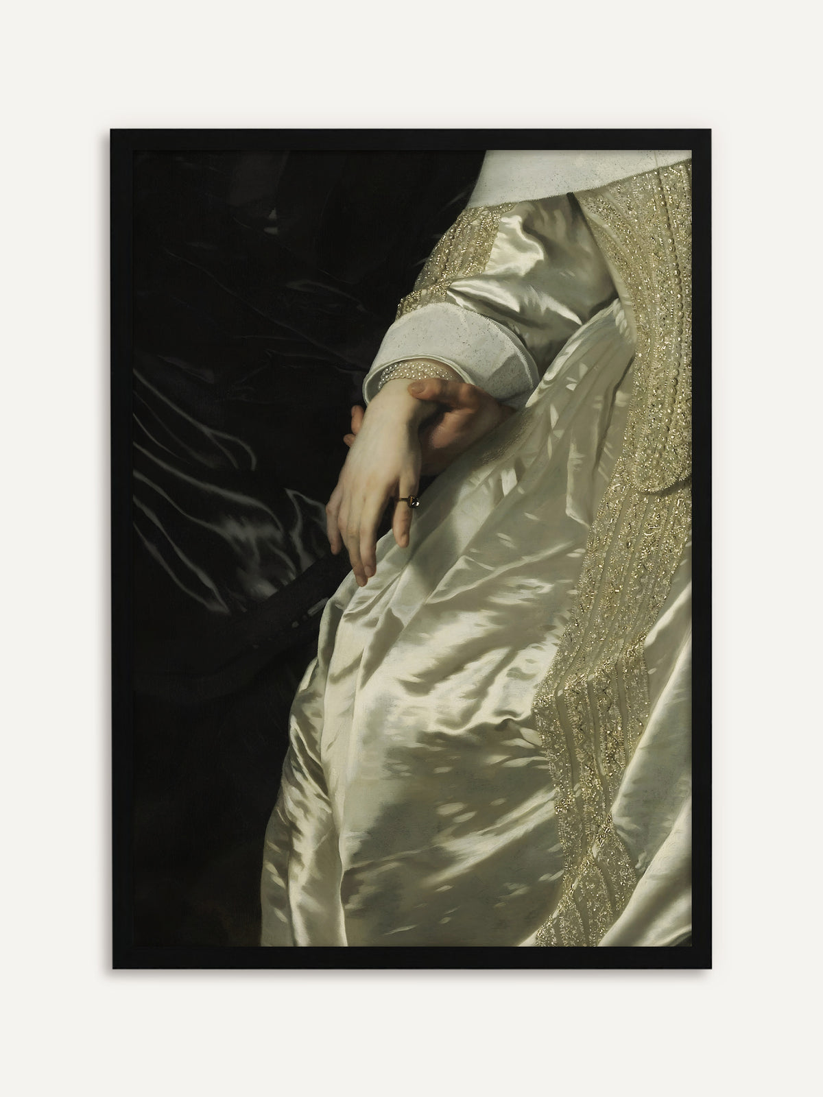 Gerahmtes Poster, das eine Hand mit Ring und Perlenmanschette auf einem elfenbeinfarbenen Satinkleid mit goldener Stickerei zeigt, gehalten von einer zweiten Hand vor dunklem Samt. Der schwarze Rahmen greift den dunklen Samt auf und wirkt klar und moody. #Rahmen_Schwarz