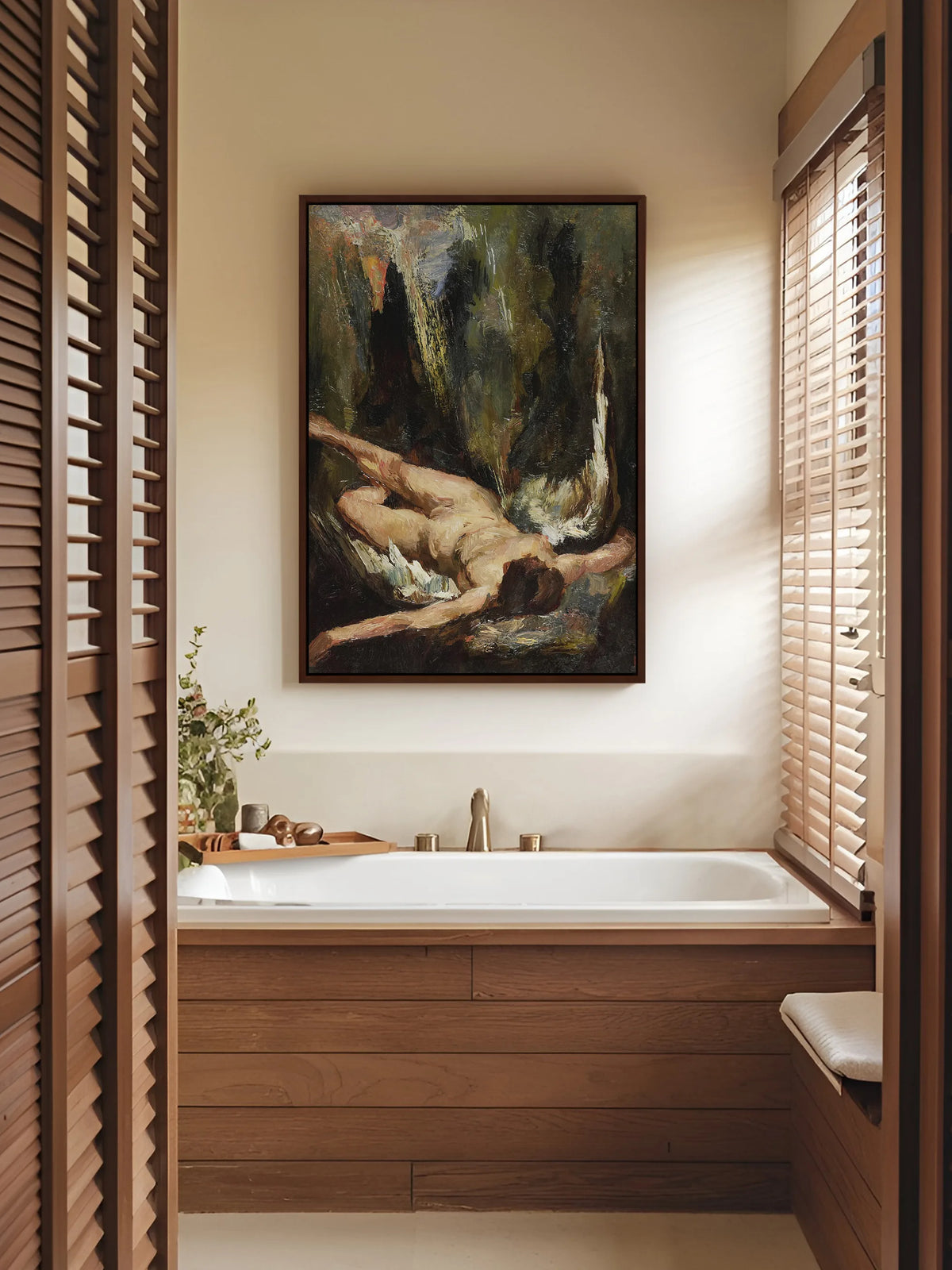 Leinwandbild nach Willem de Zwart im braunen Rahmen über einer Badewanne mit Holzverkleidung, Lamellentüren und Jalousie im warmen Badezimmer