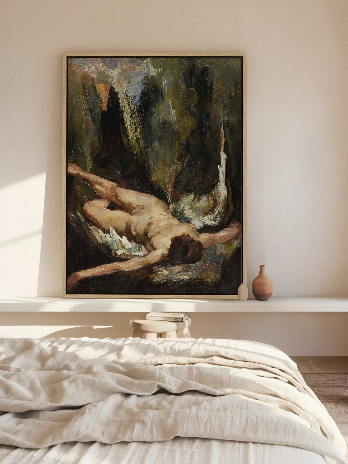 Leinwandbild mit Engel in Olivgrün im naturfarbenen Rahmen an die Wand gelehnt auf einer Ablage über dem Bett mit Leinenbettwäsche und Tonvase