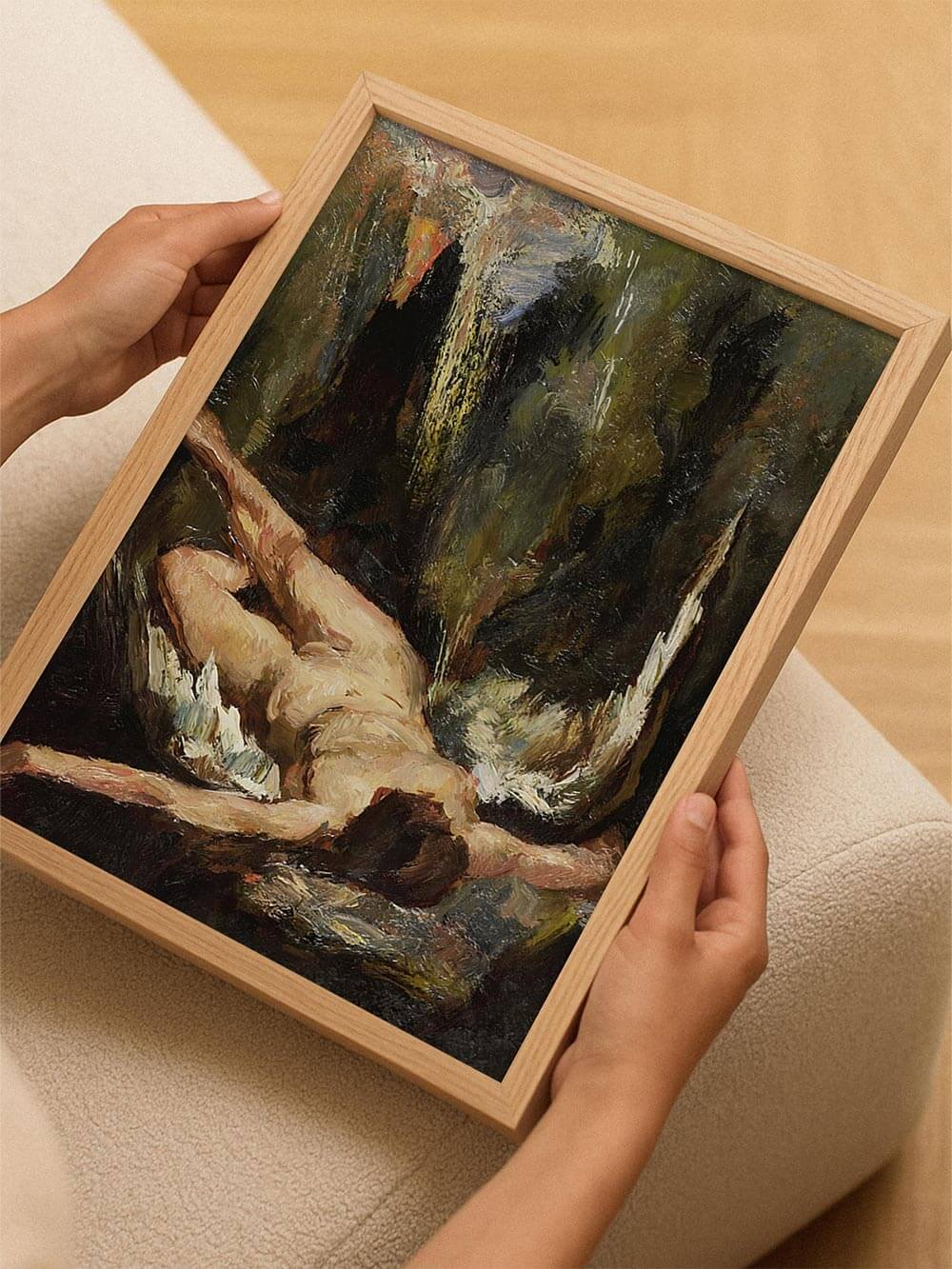 Hände halten den gerahmten Kunstdruck aus hellem Holz, wobei die Bildkante, der Rahmen und die malerische Oberfläche gut erkennbar sind und die hochwertige Verarbeitung des Wandbilds zeigen.