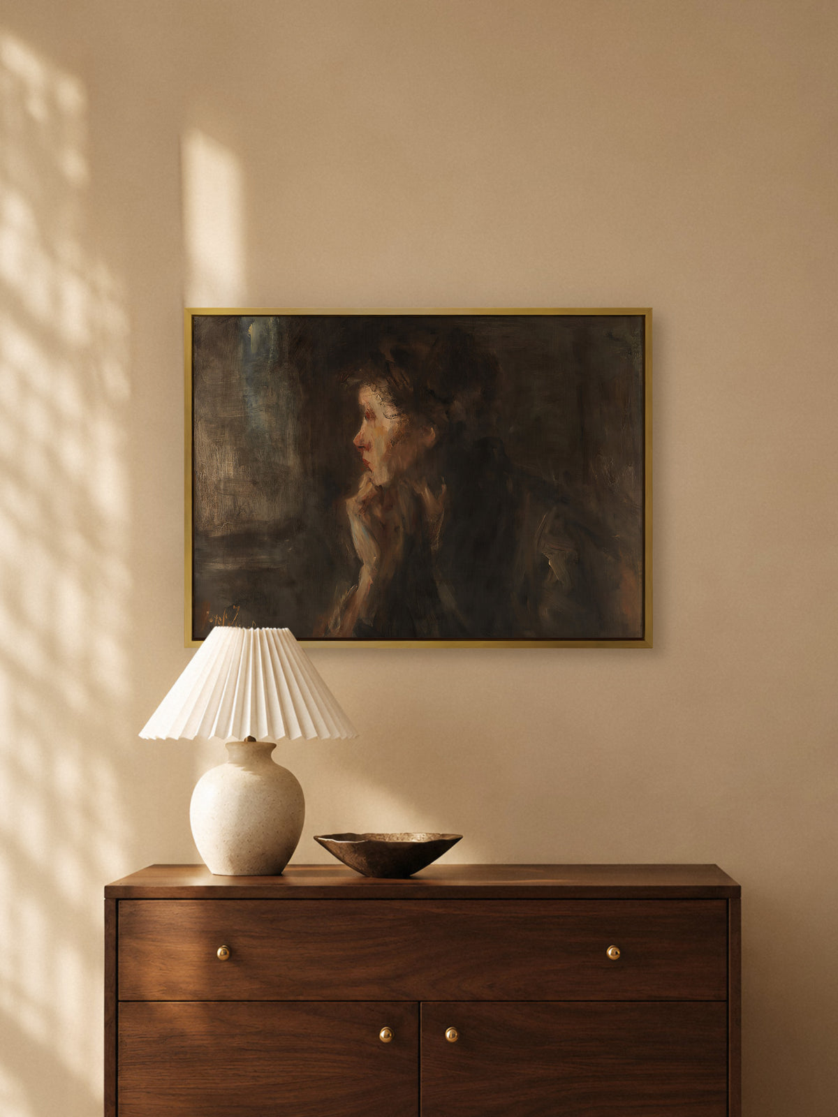 Leinwandbild Meditation von Jozef Israëls im goldenen Rahmen über einer Kommode aus Nussbaum mit plissierter Tischlampe und Schale