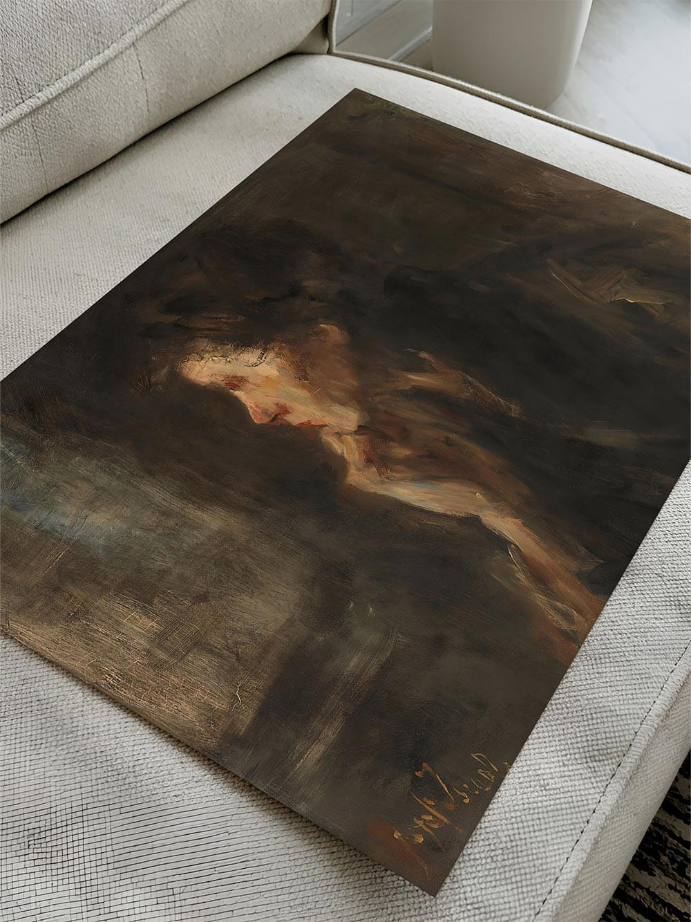 Moody Portrait Kunstdruck flach auf einer hellen Stoffoberfläche liegend, wodurch Farbnuancen und Oberflächenwirkung gut erkennbar sind. Die Präsentation zeigt das Wandbild als hochwertiges, künstlerisches Interior-Element.