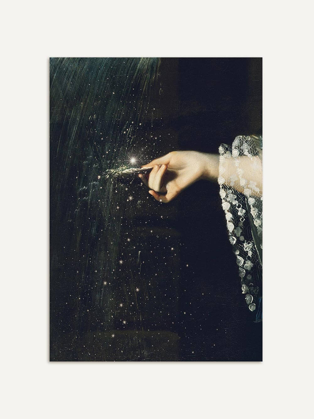 Dunkler Kunstdruck mit einer ausgestreckten Hand, die funkelndes Licht in einem tiefen, sternenähnlichen Raum berührt, gehalten in Schwarzgrün und Goldtönen. Mystisches Wandbild mit barocker Anmutung, ideal als poetisches Poster für ruhige, atmosphärische Räume.