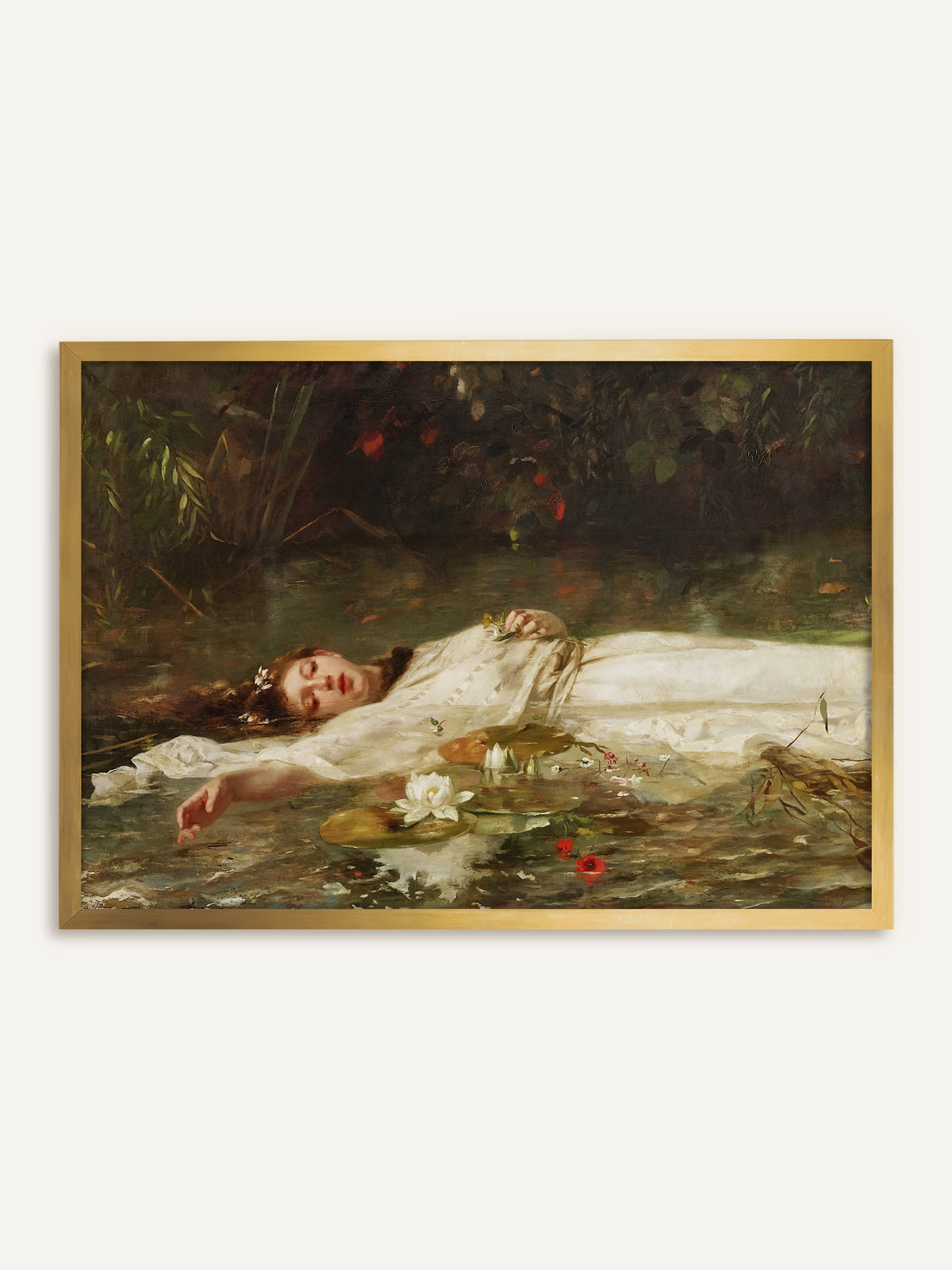 Wandbild, das Ophelia mit Blüten im rotbraunen Haar zeigt, die im weißen Kleid zwischen Seerosen und roten Mohnblüten auf einem dunklen, von Schilf und Laub gesäumten Wasser treibt. Im goldenen Rahmen wirkt das viktorianische Motiv wie ein antikes Gemälde. #Rahmen_Gold