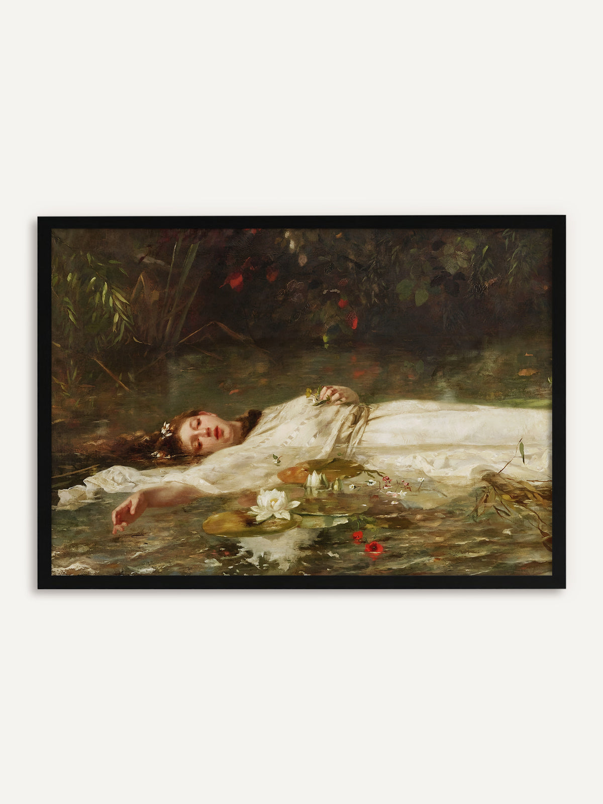 Gerahmtes Poster, das Ophelia mit Blüten im rotbraunen Haar zeigt, die im weißen Kleid zwischen Seerosen und roten Mohnblüten auf einem dunklen, von Schilf und Laub gesäumten Wasser treibt. Mit schwarzem Rahmen hebt sich das helle Kleid klar vom Vintage-Motiv ab. #Rahmen_Schwarz