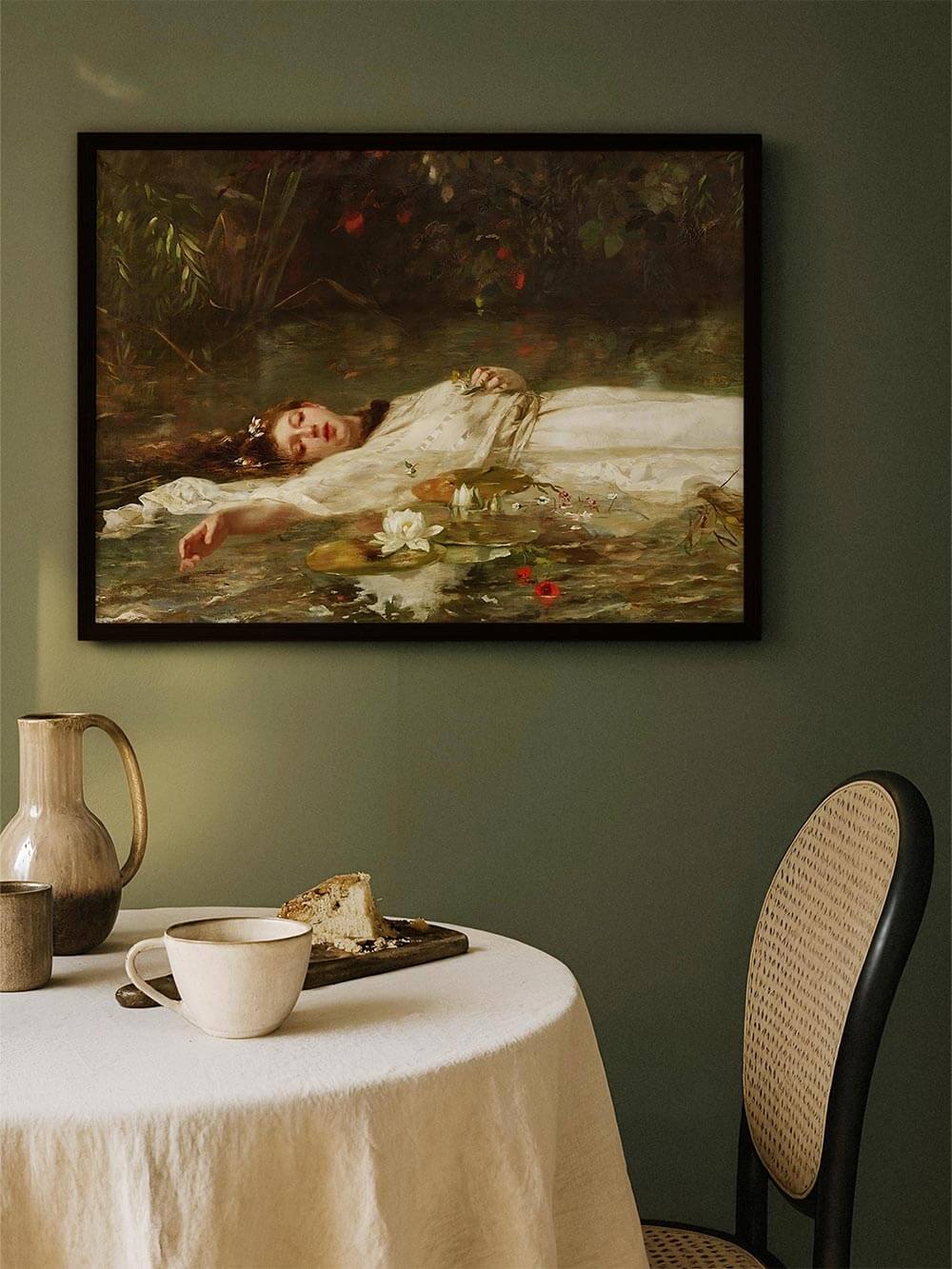 Großes Wandbild mit klassischem Ophelia-Motiv über einem Esstisch vor grüner Wand, das eine kunstvolle Galerie-Wirkung erzeugt und dem Raum eine elegante, historische Tiefe verleiht.