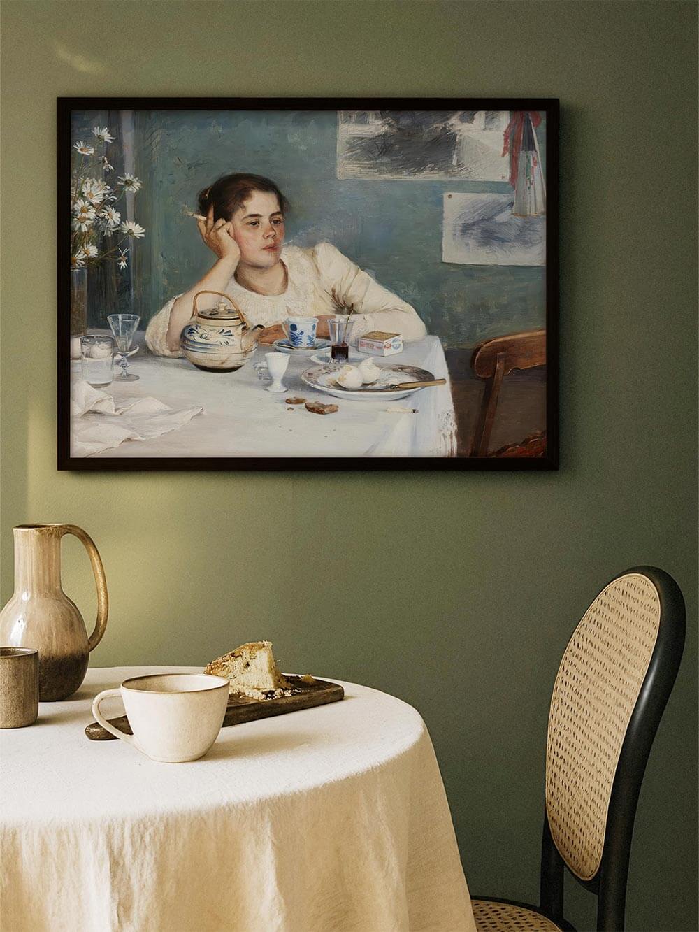 Gerahmter Kunstdruck eines impressionistischen Frauenporträts über einem gedeckten Tisch, sanfte Blau- und Cremetöne treffen auf grüne Wandfarbe und schaffen eine ruhige, elegante Atmosphäre, ideal als Wandbild für Esszimmer oder Küche im zeitlosen Stil.