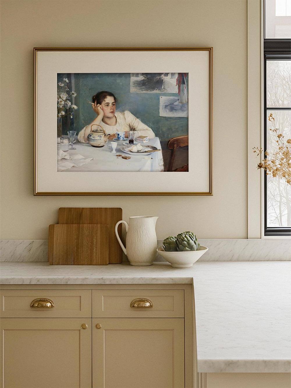 Gerahmter Kunstdruck mit sitzender Frau am gedeckten Tisch in einer hellen Küche, sanfte Blau- und Cremetöne verbinden sich mit klassischem Stillleben-Charakter, passend als Wandbild für Küche oder Esszimmer mit ruhigem Vintage-Flair.