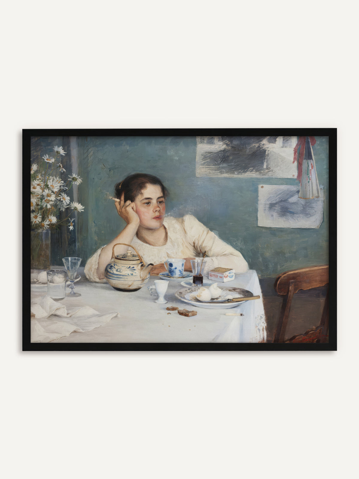 Gerahmtes Poster, das eine junge Frau in weißer Bluse zeigt, die nach dem Frühstück mit einer Zigarette den Kopf in die Hand stützt, vor ihr ein Tisch mit blau-weißer Teekanne, Eierschalen und einem Strauß Margeriten vor blaugrüner Wand. Mit schwarzem Rahmen wirkt das impressionistische Motiv klar und modern. #Rahmen_Schwarz