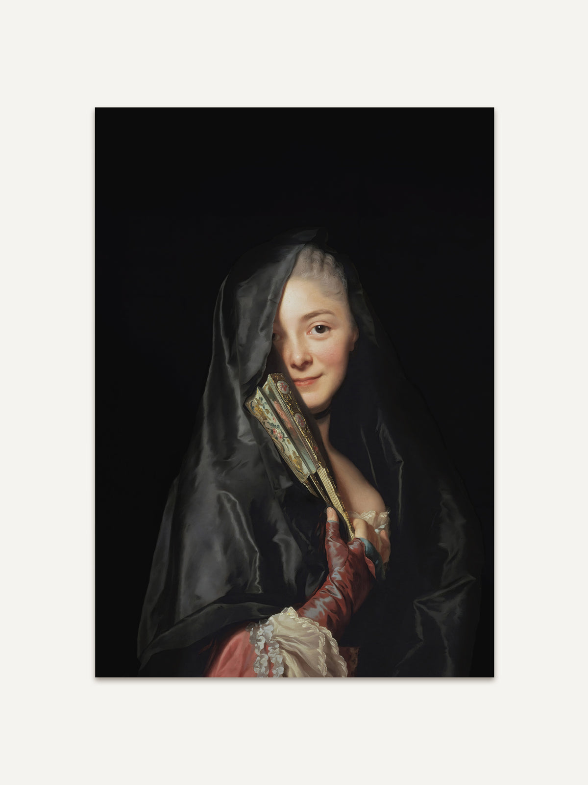 Dark Academia Kunstdruck mit einer Dame im schwarzen Seidenschleier, die einen bemalten Fächer vor das Gesicht hält, vor tiefschwarzem Hintergrund. Das Wandbild eignet sich für Wohn- und Schlafzimmer. #Rahmen_Ohne Rahmen