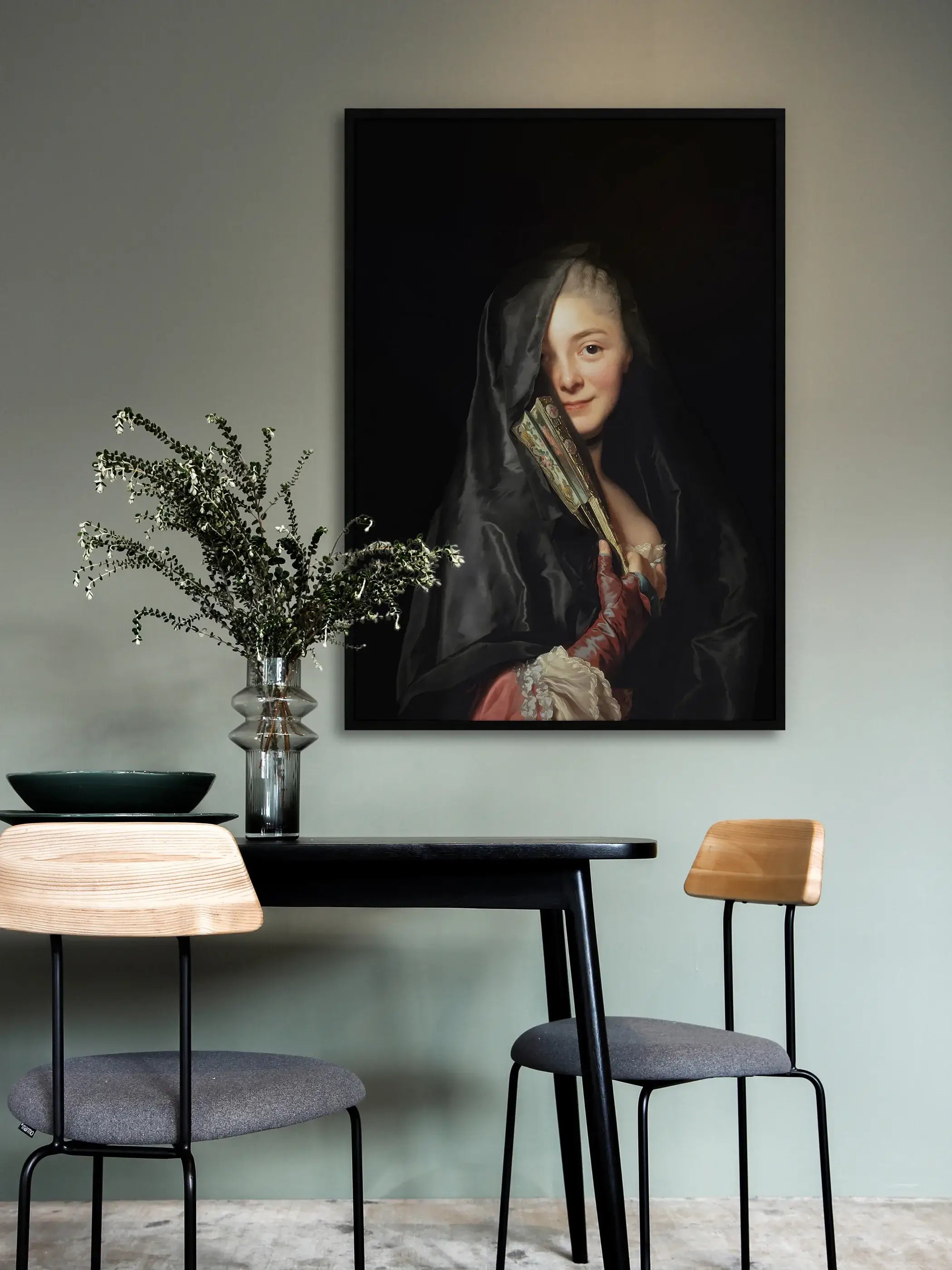 Großformatiger Dark Academia Kunstdruck mit verschleierter Dame hängt in schwarzem Rahmen über einem schwarzen Esstisch mit Keramikgeschirr. Das dunkle Wandbild verleiht dem Esszimmer eine theatralische, geheimnisvolle Note.