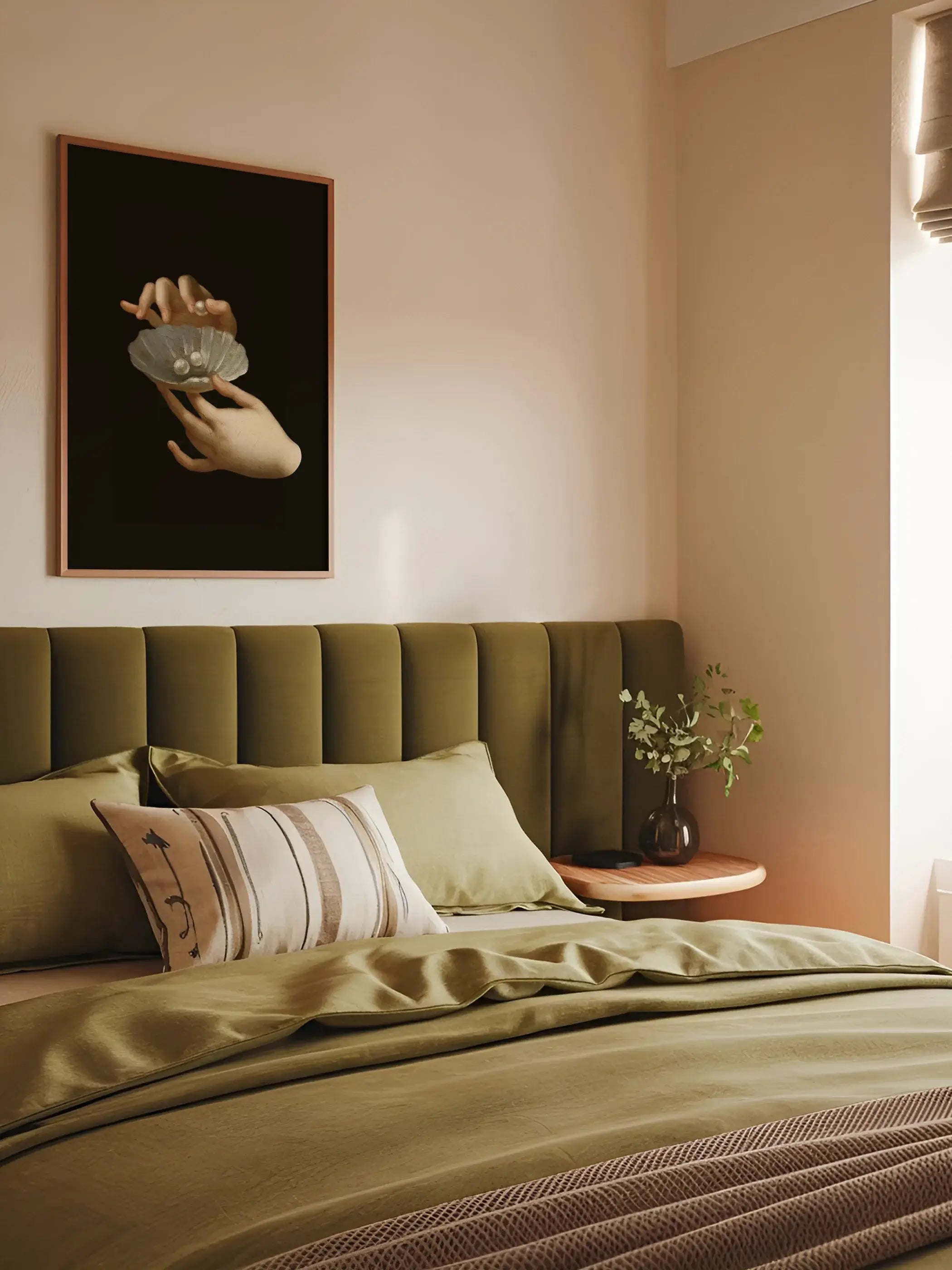 Barock Kunstdruck mit Händen und Perlenmuschel in schmalem Rahmen hängt über einem Bett mit olivgrüner Bettwäsche vor warmer Wandfarbe. Das dunkle Wandbild bringt eine edle, ruhige Note ins Schlafzimmer.