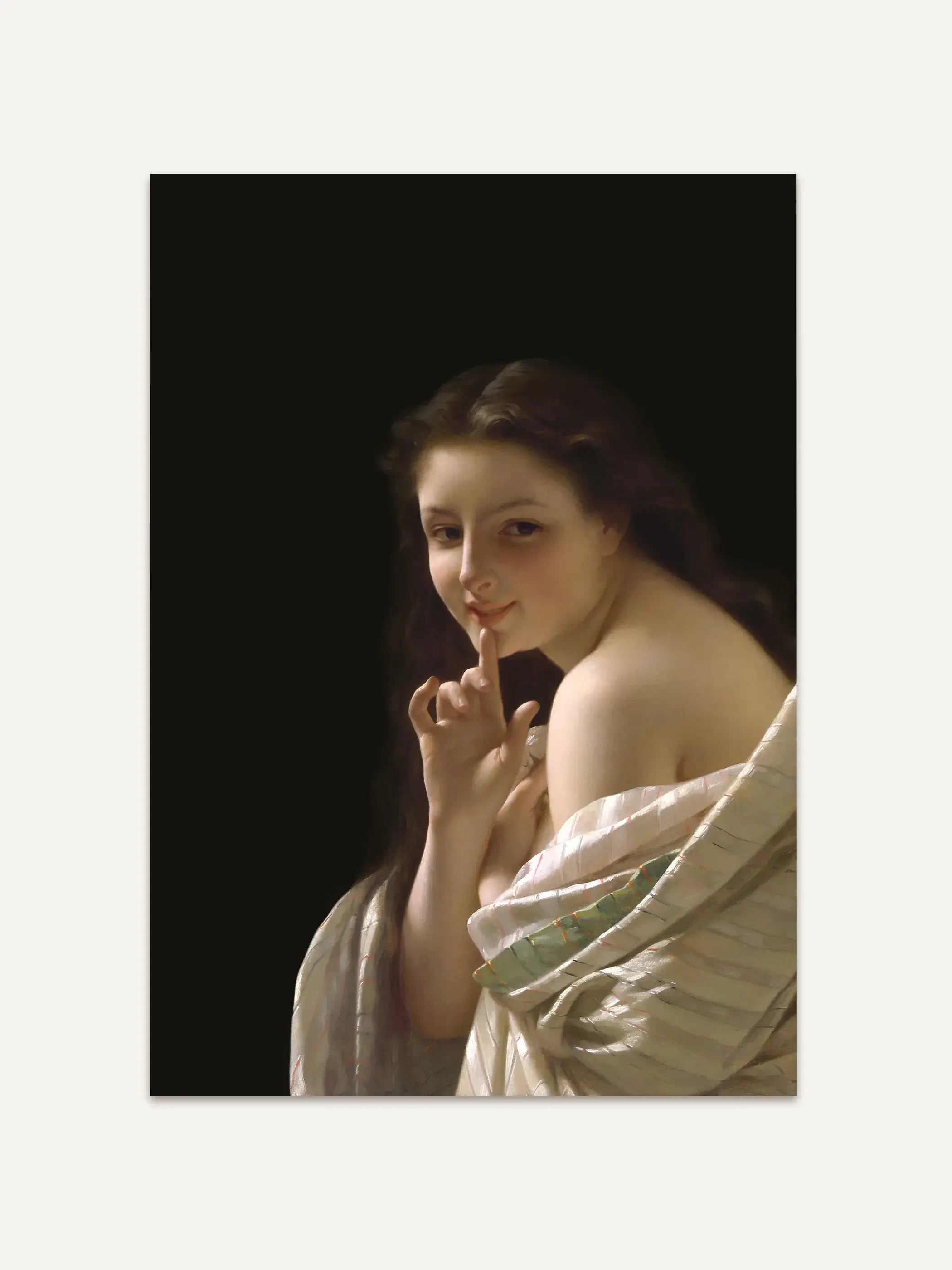 Dark Academia Kunstdruck mit junger Frau, die lächelnd den Finger an die Lippen legt, in schimmerndem Tuch vor tiefschwarzem Hintergrund. Das Wandbild eignet sich für Wohn- und Schlafzimmer.
