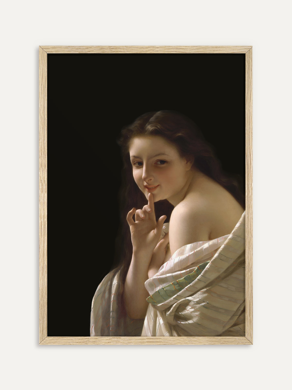 Kunstdruck, der eine junge Frau mit langem Haar zeigt, die lächelnd den Finger an die Lippen legt und in ein schimmerndes gestreiftes Tuch gehüllt ist. Der helle Holzrahmen unterstreicht die verspielte Leichtigkeit des Vintage-Porträts. #Rahmen_Helles Holz