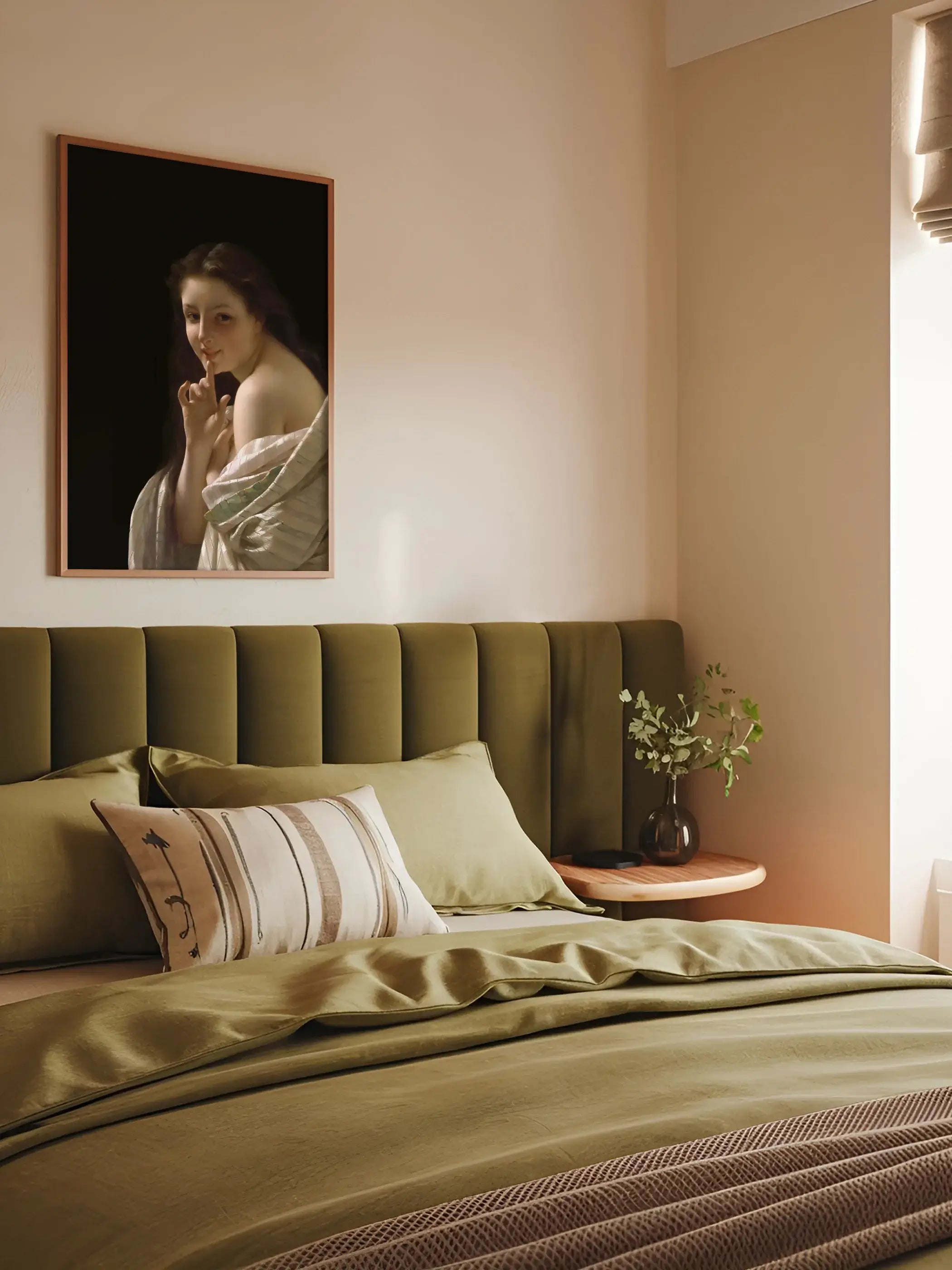 Dark Academia Kunstdruck in schmalem Rahmen hängt über einem Bett mit olivgrüner Bettwäsche vor warmer Wandfarbe. Das geheimnisvolle Wandbild bringt eine intime, elegante Stimmung ins Schlafzimmer.