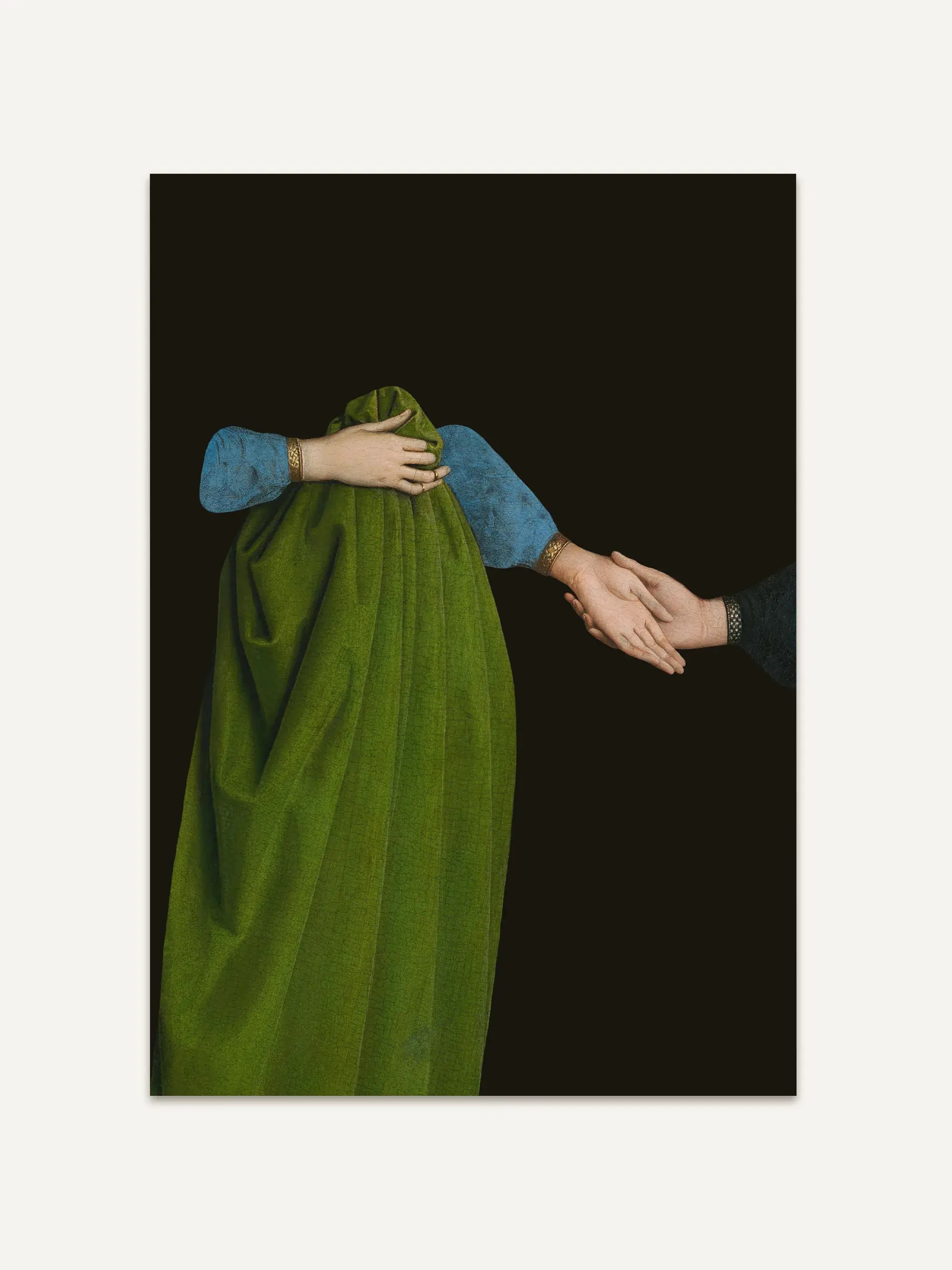 Dark Academia Kunstdruck mit sich berührenden Händen in grünem und blauem Ärmel vor tiefschwarzem Hintergrund. Das Wandbild eignet sich für Wohn- und Esszimmer.