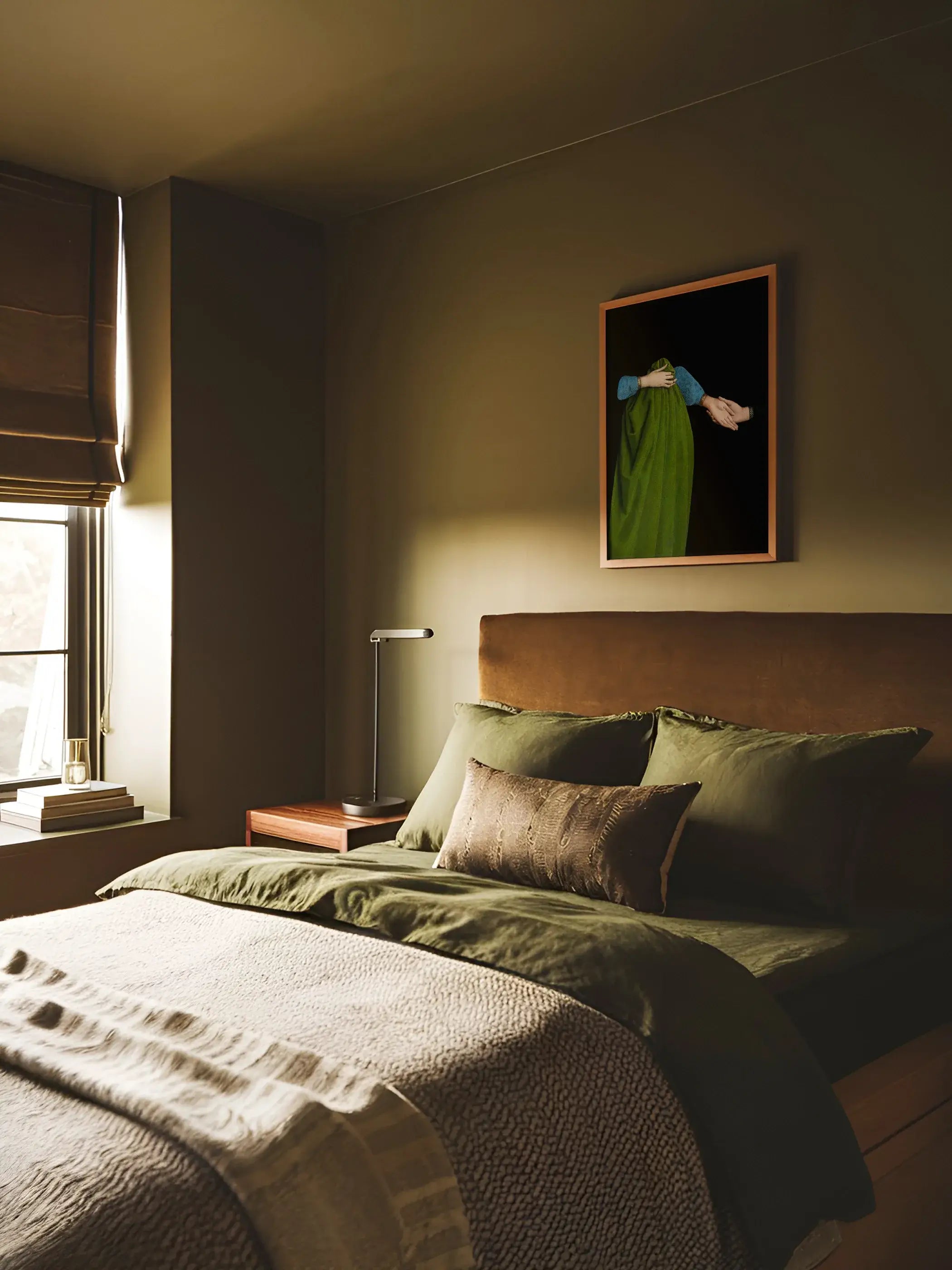 Dark Academia Kunstdruck in schmalem Rahmen hängt über einem Bett mit olivgrüner Bettwäsche in warmem Dämmerlicht. Das moodige Wandbild bringt eine ruhige, geheimnisvolle Stimmung ins Schlafzimmer.
