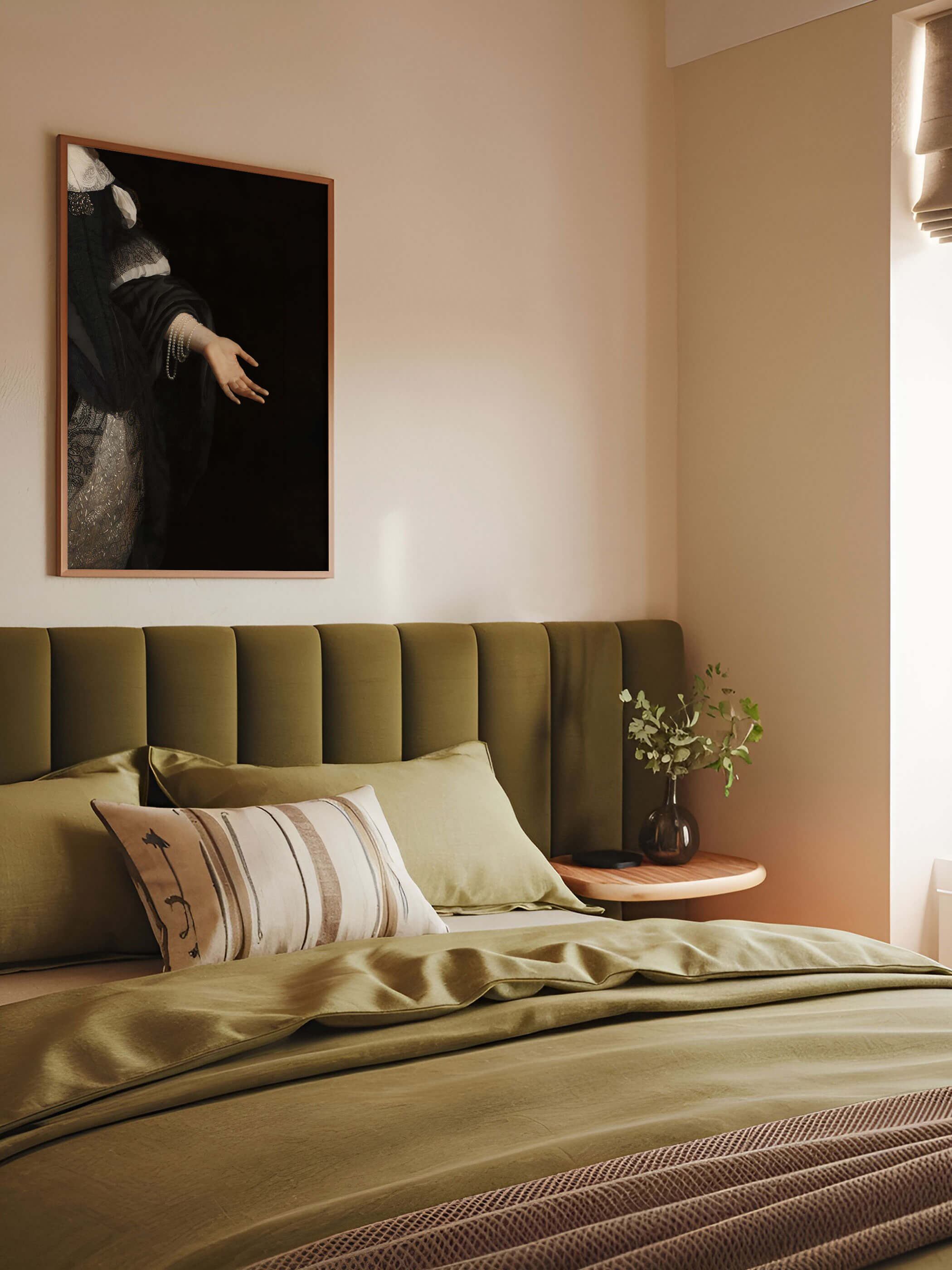 Vintage-Gemälde mit dem Fokus auf eine Hand, die Perlenketten trägt, und elegant in einem Schlafzimmer mit grünen Kissen und Decke präsentiert wird.