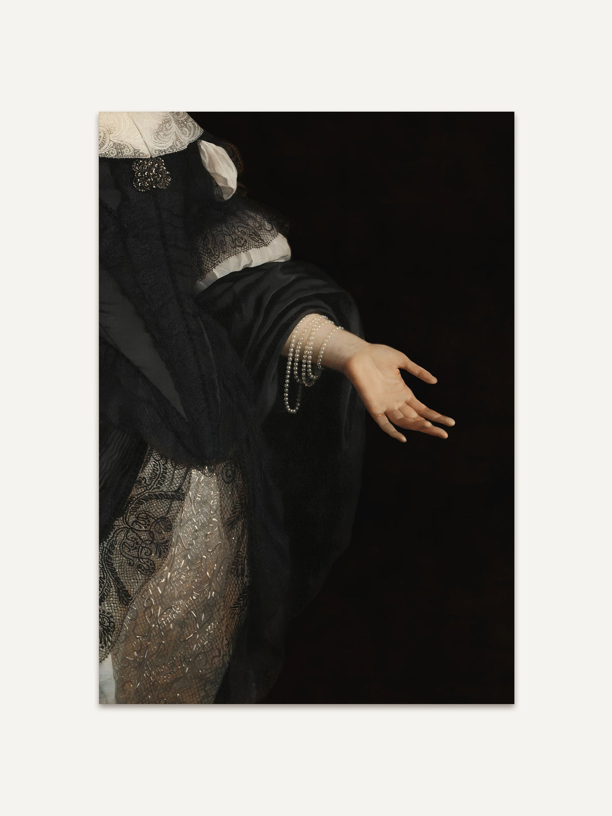 Klassisches Porträt-Detail einer ausgestreckten Hand in schwarzer Kleidung und Perlenschmuck vor dunklem Hintergrund. #Rahmen_Ohne Rahmen