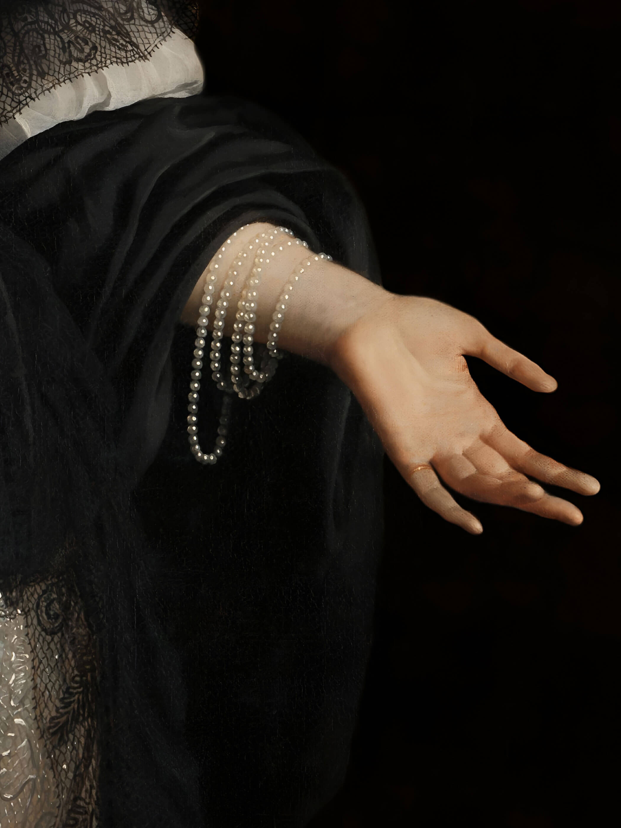 Nahansicht der ausgestreckten Hand eines Porträts, gekleidet in schwarzem Seidenkleid mit Perlenketten, zeigt filigrane Details des historischen Gemäldes.