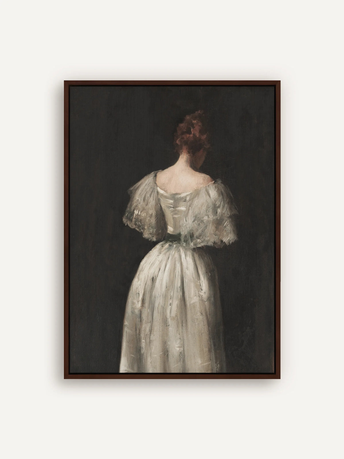 Dark Academia Leinwandbild nach William Merritt Chase: Frau mit rotbraunem Haar im weißen Kleid mit weiten Ärmeln von hinten vor fast schwarzem Grund, im braunen Schattenfugenrahmen aus Holz #Rahmen_Braun
