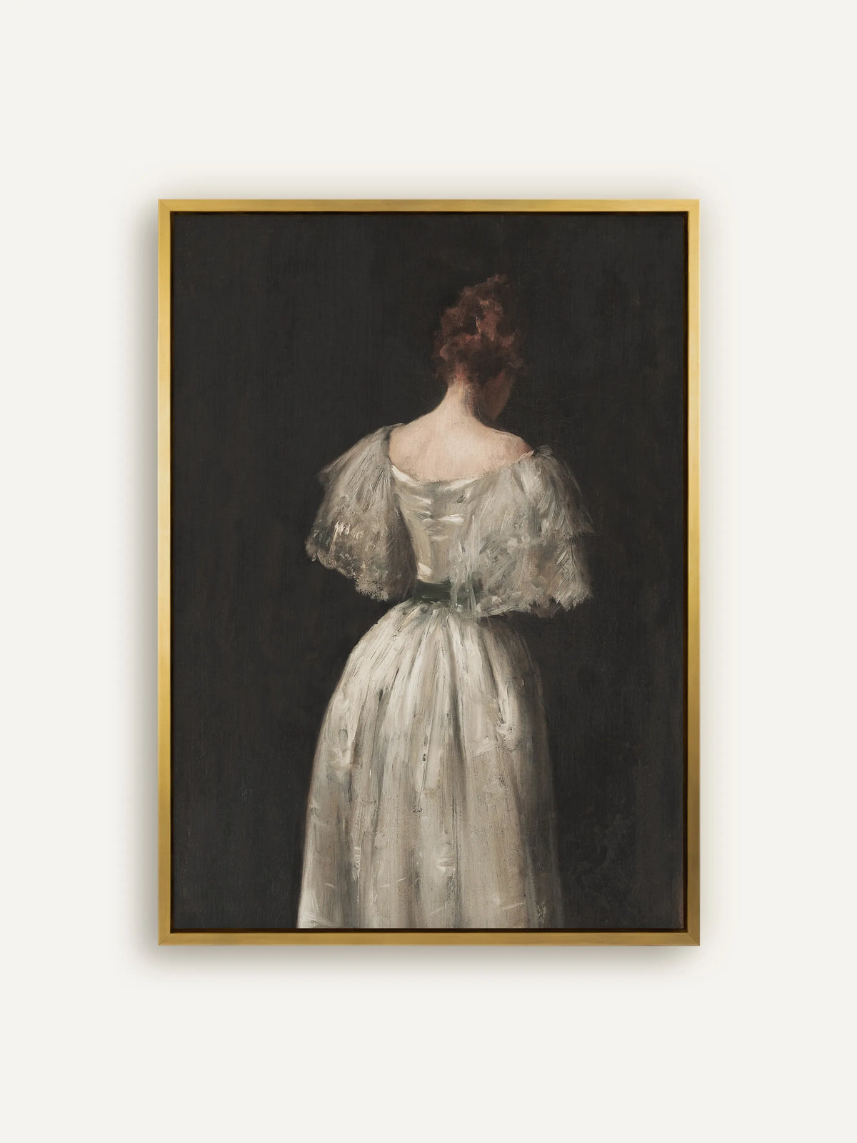 Dark Academia Leinwandbild nach William Merritt Chase: Frau mit rotbraunem Haar im weißen Kleid mit weiten Ärmeln von hinten vor fast schwarzem Grund, im goldenen Schattenfugenrahmen aus Holz #Rahmen_Gold
