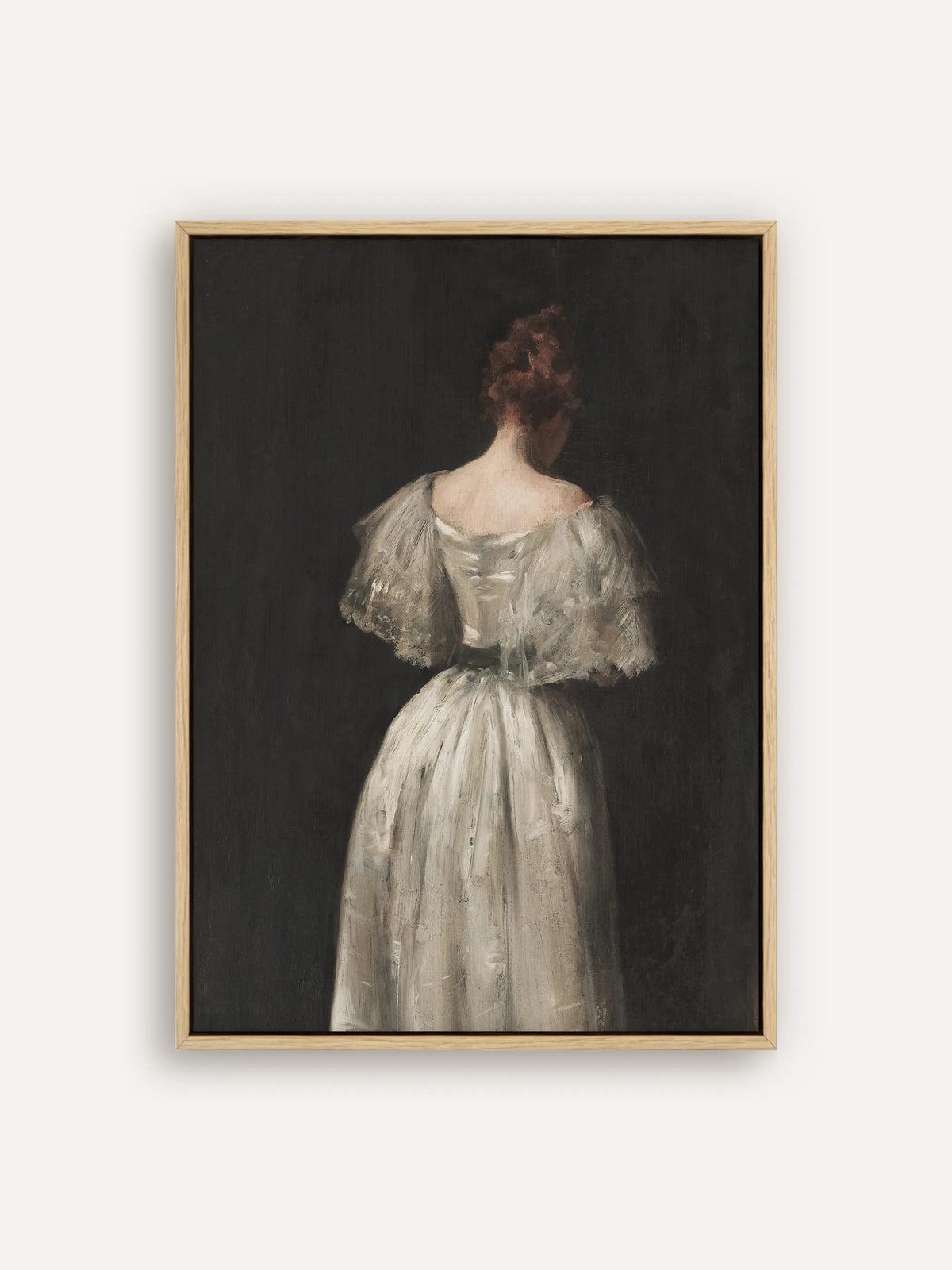 Dark Academia Leinwandbild nach William Merritt Chase: Frau mit rotbraunem Haar im weißen Kleid mit weiten Ärmeln von hinten vor fast schwarzem Grund, im naturfarbenen Schattenfugenrahmen aus Holz #Rahmen_Natur