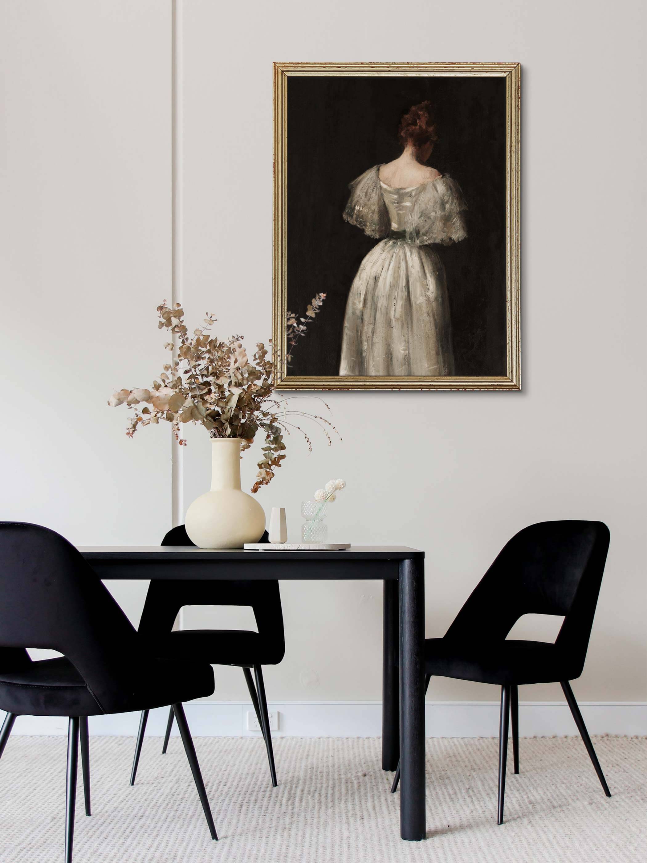 Antiker Kunstdruck eines Gemäldes, das den Rücken einer Frau in einem weißen Kleid zeigt, in einem modernen Esszimmer über einem schwarzen Tisch mit Dekoration.