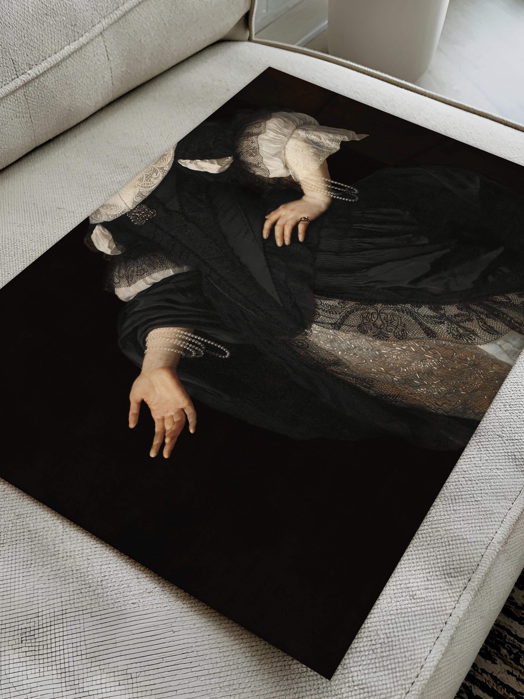 Hochwertiger Kunstdruck einer Dame im Barockstil, zeigt feinste Details von Spitze und Seide, perfekt für elegante Wohnräume oder Esszimmer im klassischen Stil.