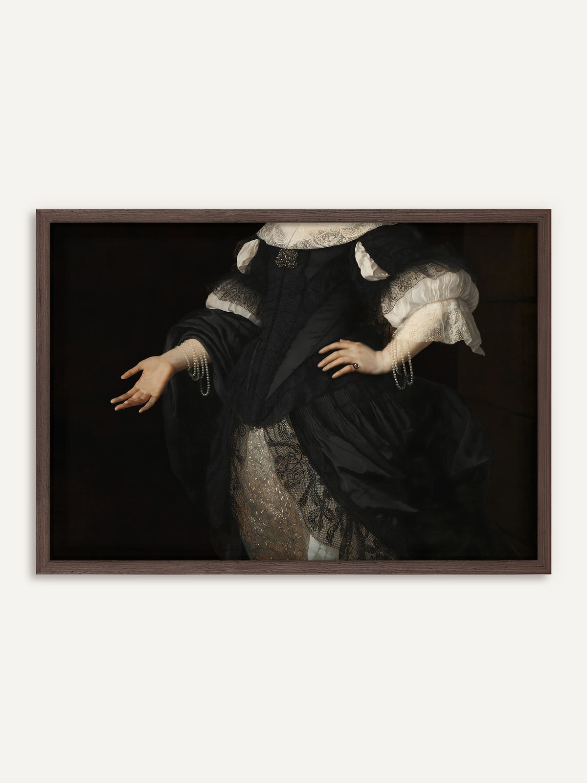 Poster, das eine Frau mit in die Hüfte gestützter Hand zeigt, gekleidet in schwarze Seide mit Spitzenkragen, weißen Puffärmeln und Perlenarmbändern. Der Rahmen aus dunklem Holz passt zur Dark-Academia-Stimmung des schwarzen Kleides. #Rahmen_Dunkles Holz