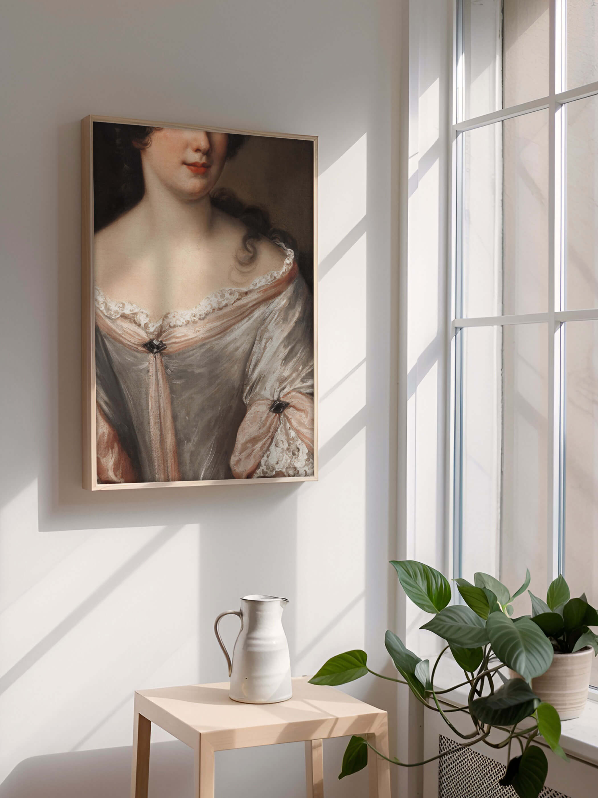 Detail eines barocken Porträts einer Dame in einem fließenden, weißem Kleid mit rosa Details. Minimalistisches Interieur mit Lichtstrahlen von einem Fenster und Pflanzen im Vordergrund.