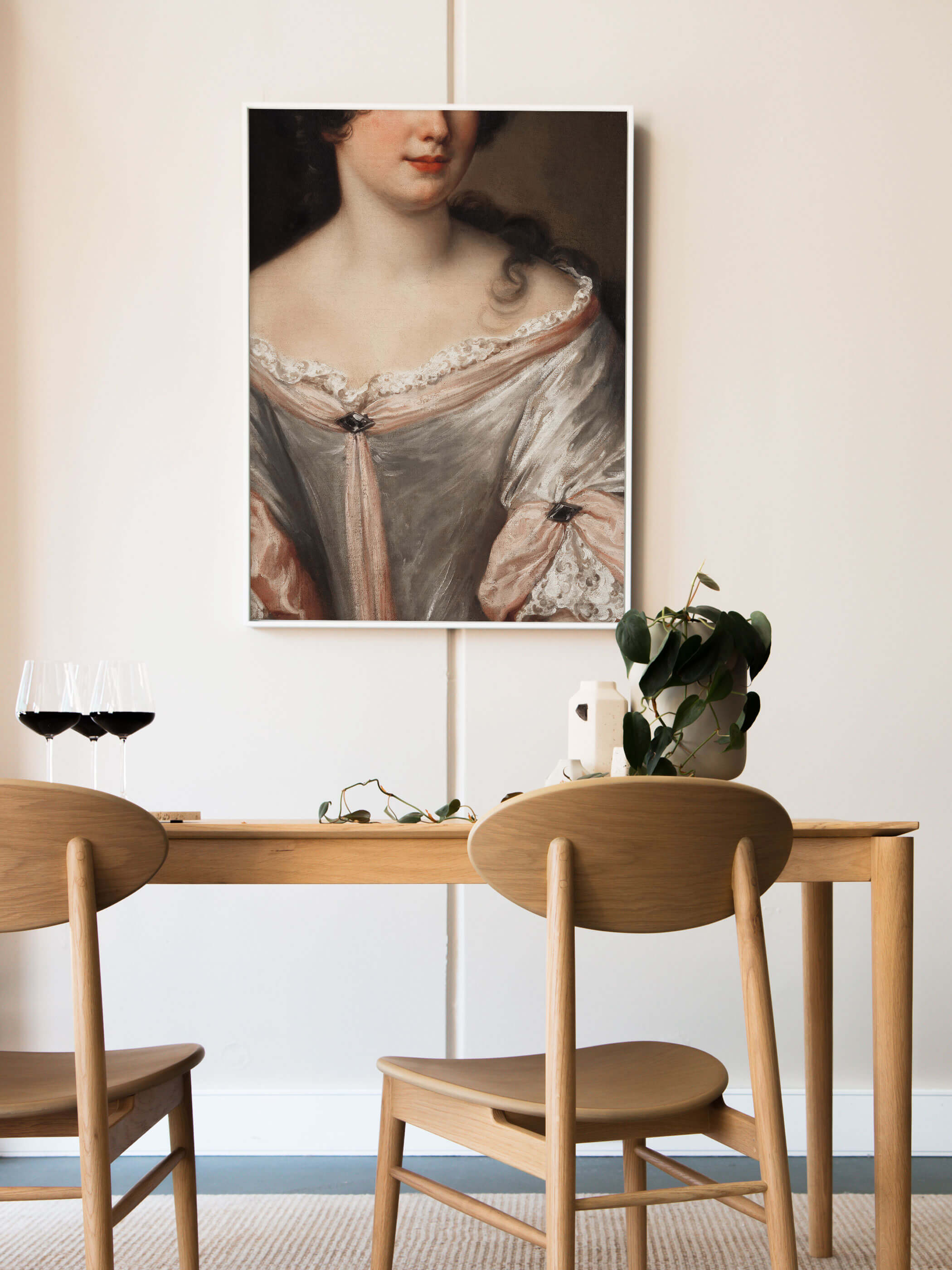 Elegantes Porträt einer adligen Frau im klassischen Stil, kunstvoll aufgehängt über einem minimalistischen Esstisch in einem modernen Interieur.